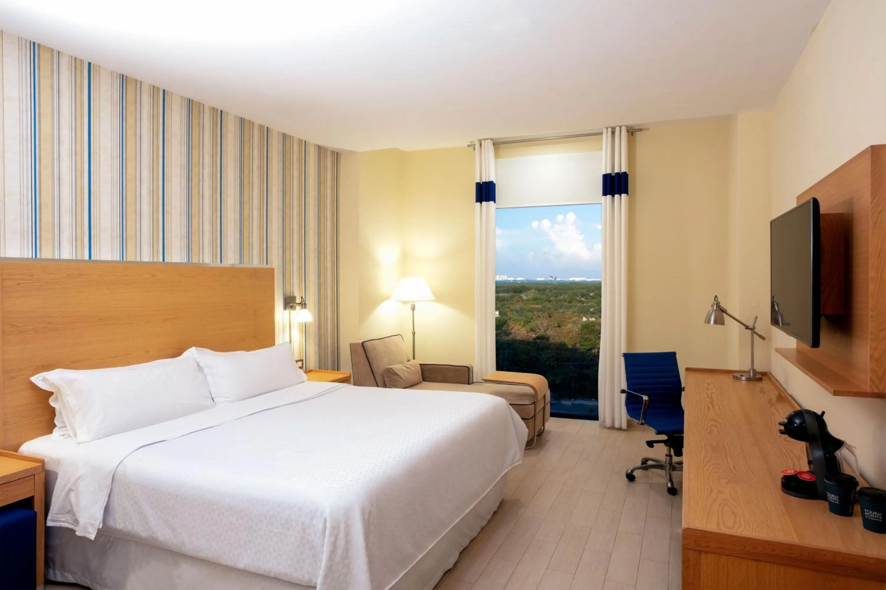 Photo of the whole room, Bed in Four Points by Sheraton Cancun Centro