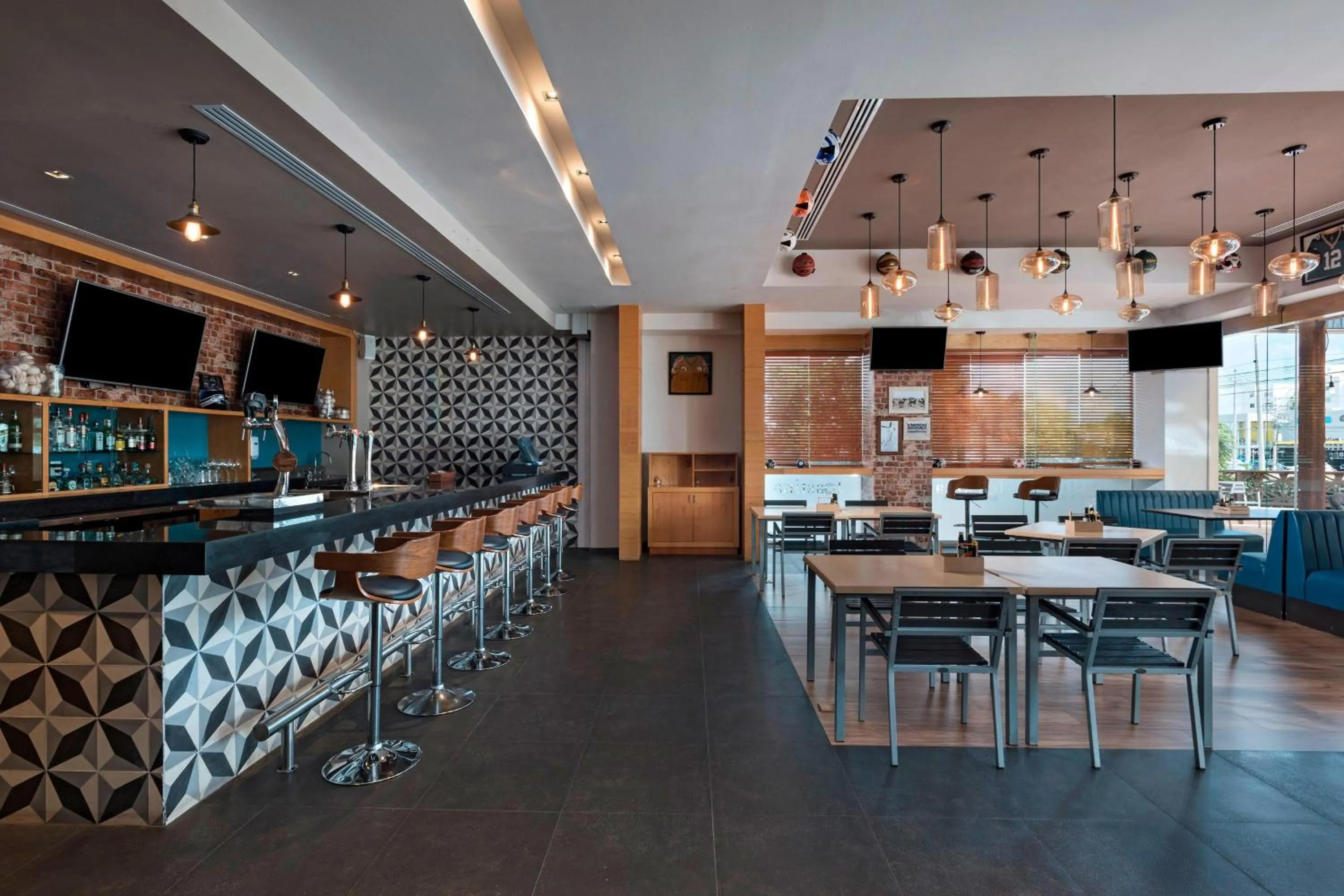 Lounge or bar in Four Points by Sheraton Cancun Centro