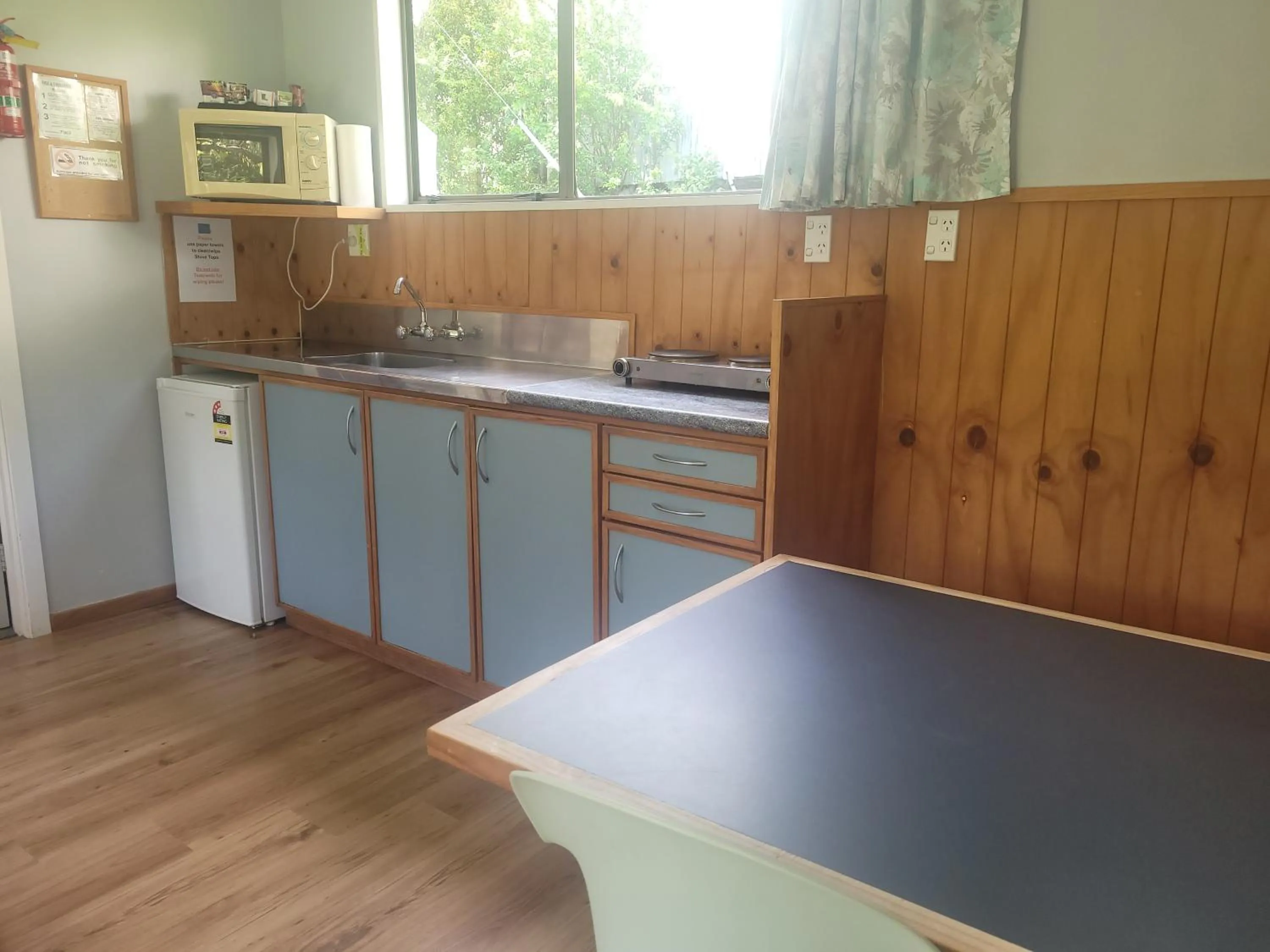 Kitchen or kitchenette in Dickson Holiday Park