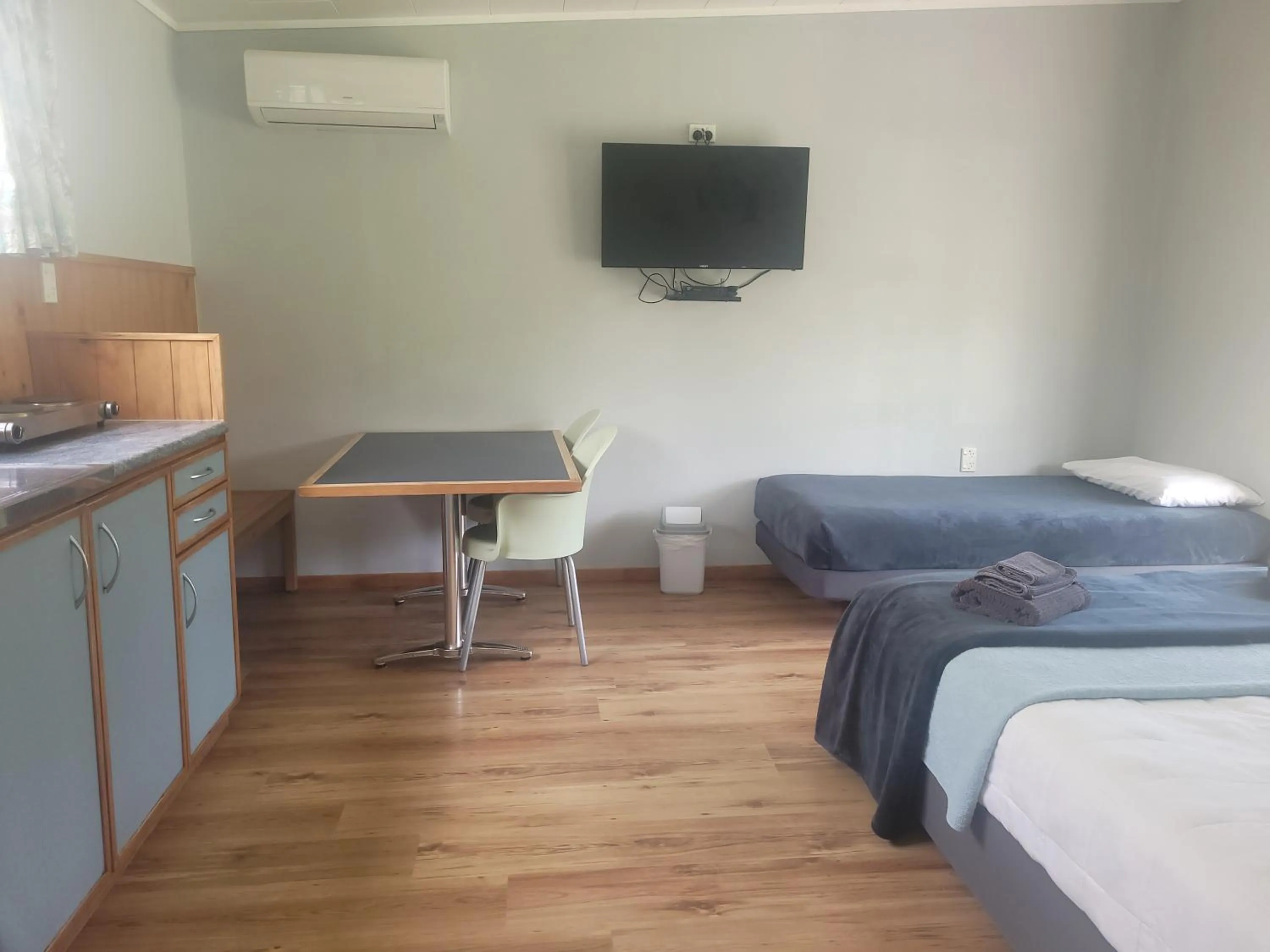 Living room, Bed in Dickson Holiday Park