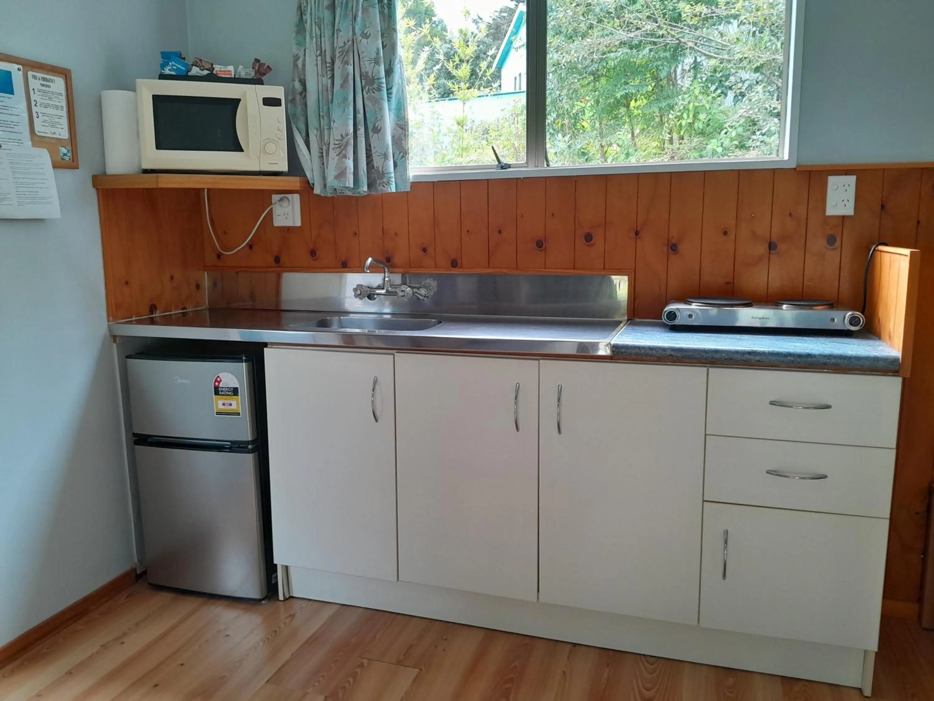 Kitchen or kitchenette in Dickson Holiday Park