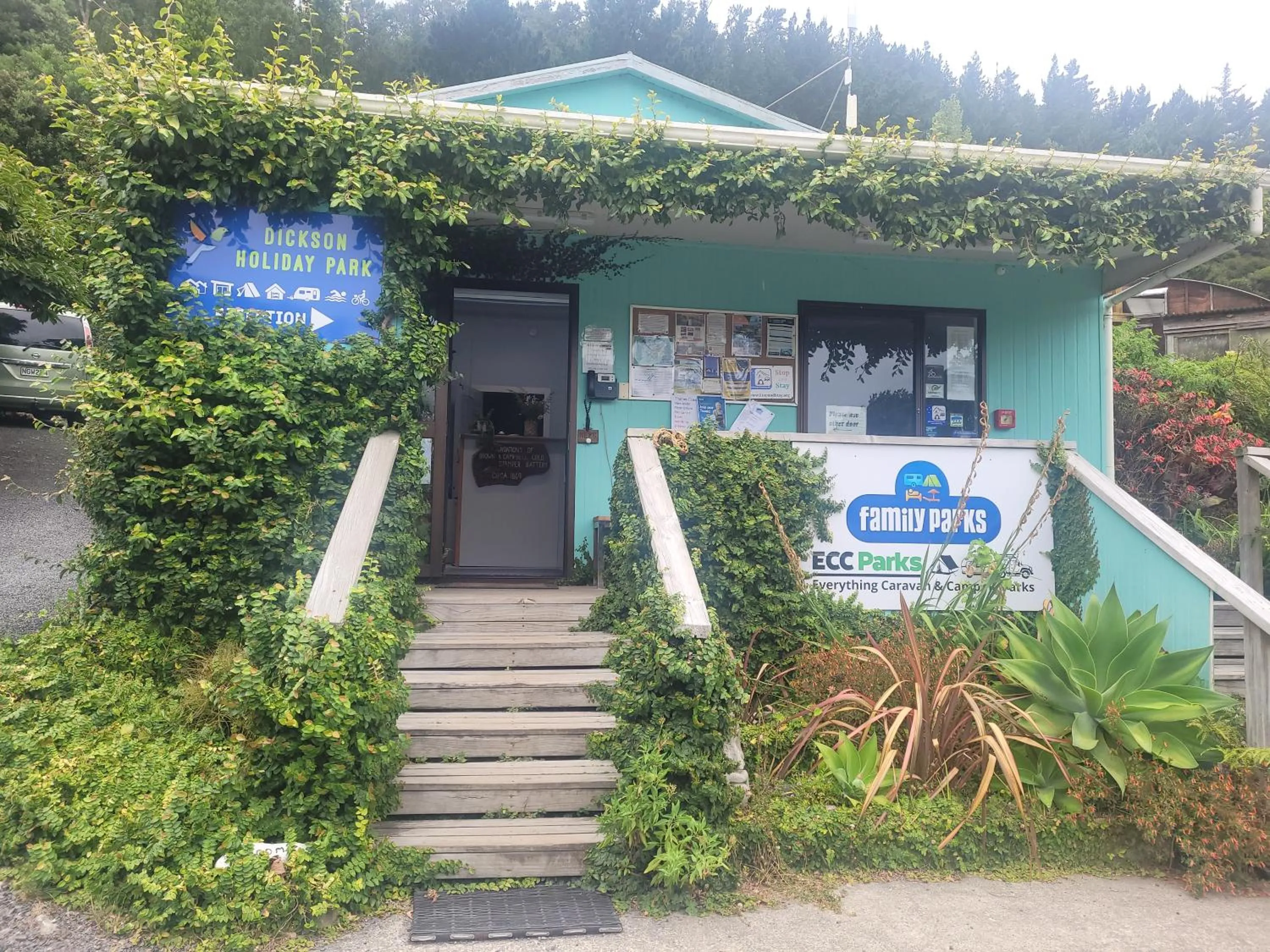 Facade/entrance in Dickson Holiday Park