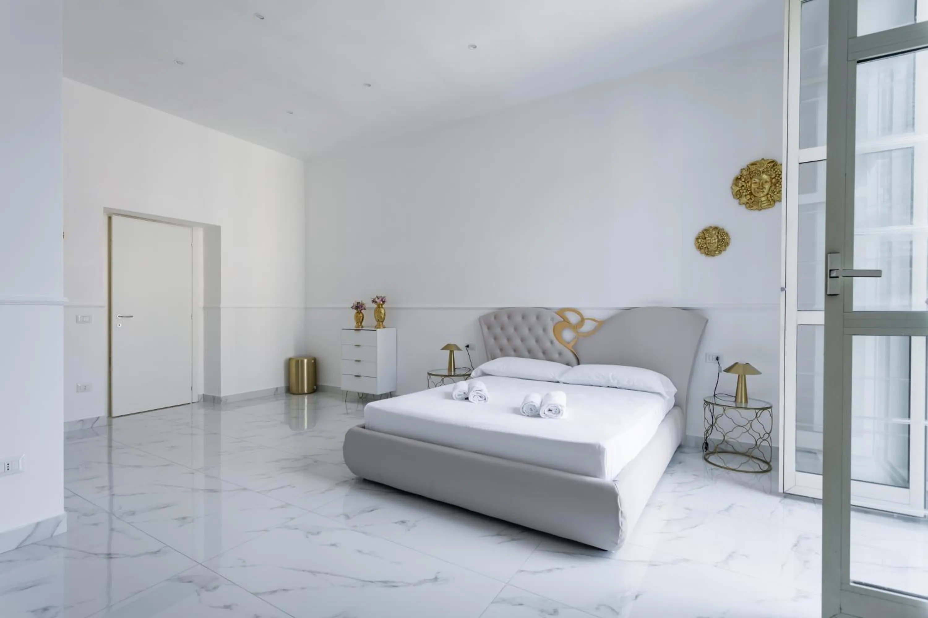 Bed in Golden Suites by Dimorra