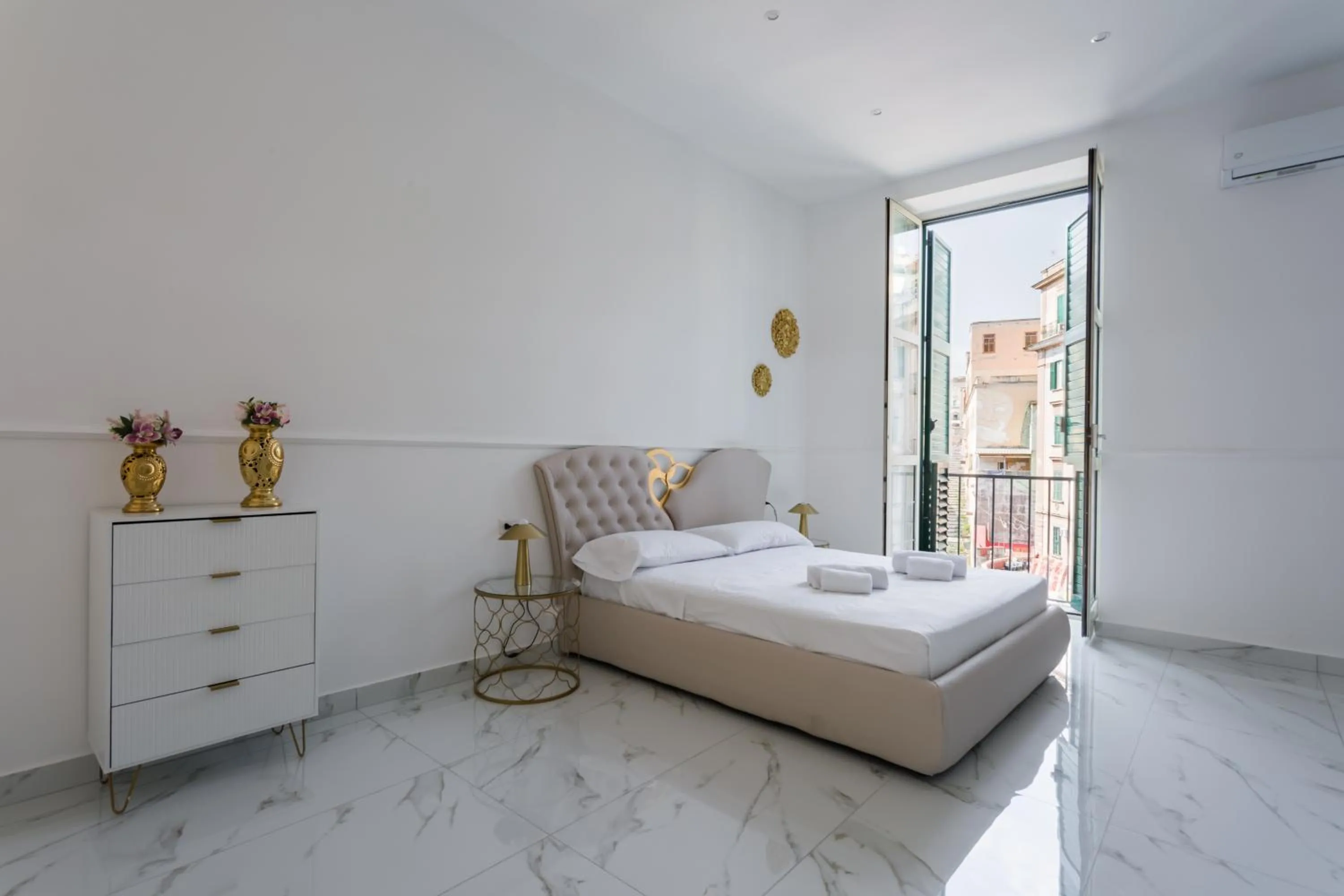 Bed in Golden Suites by Dimorra