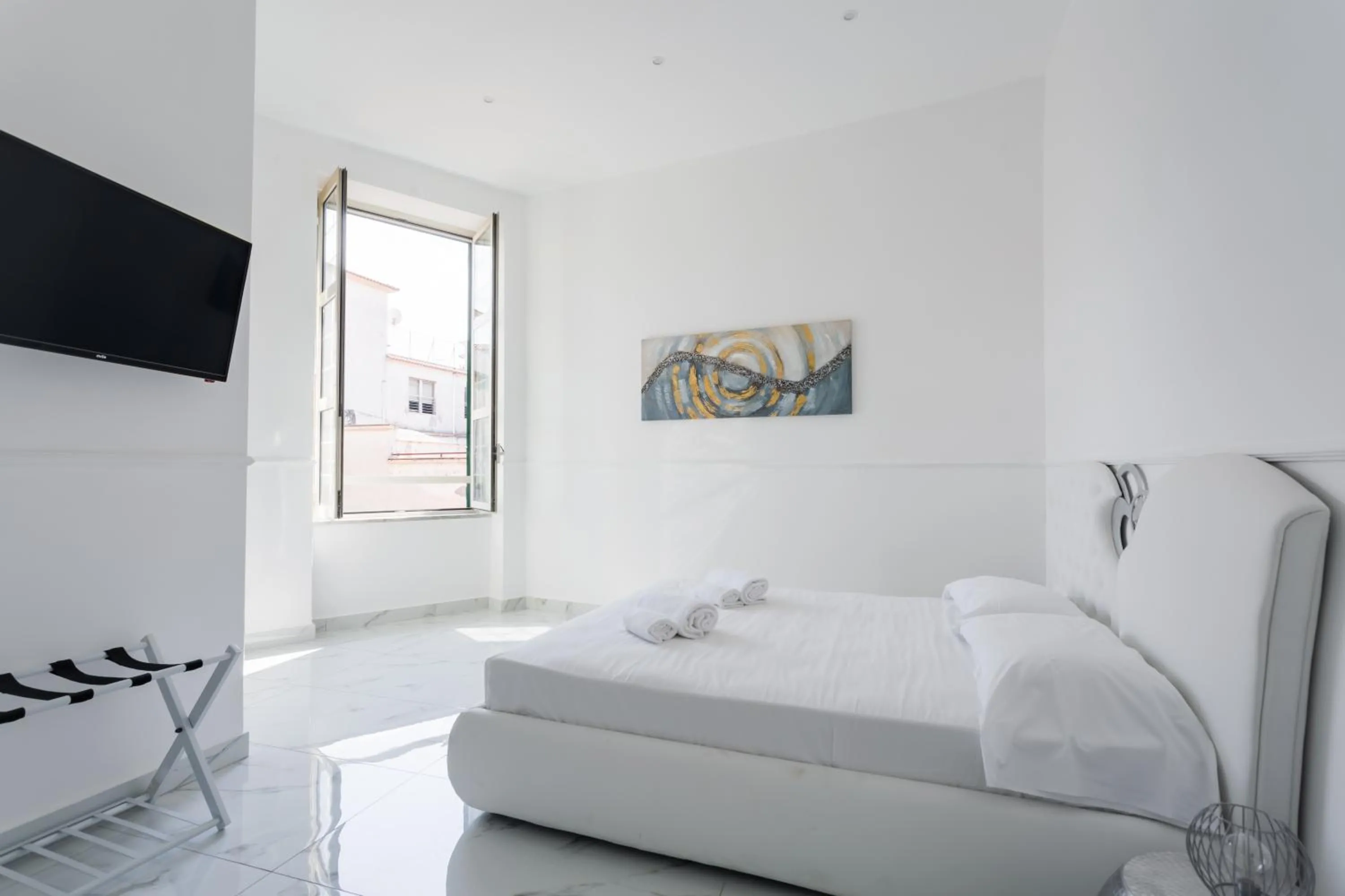 Bed in Golden Suites by Dimorra