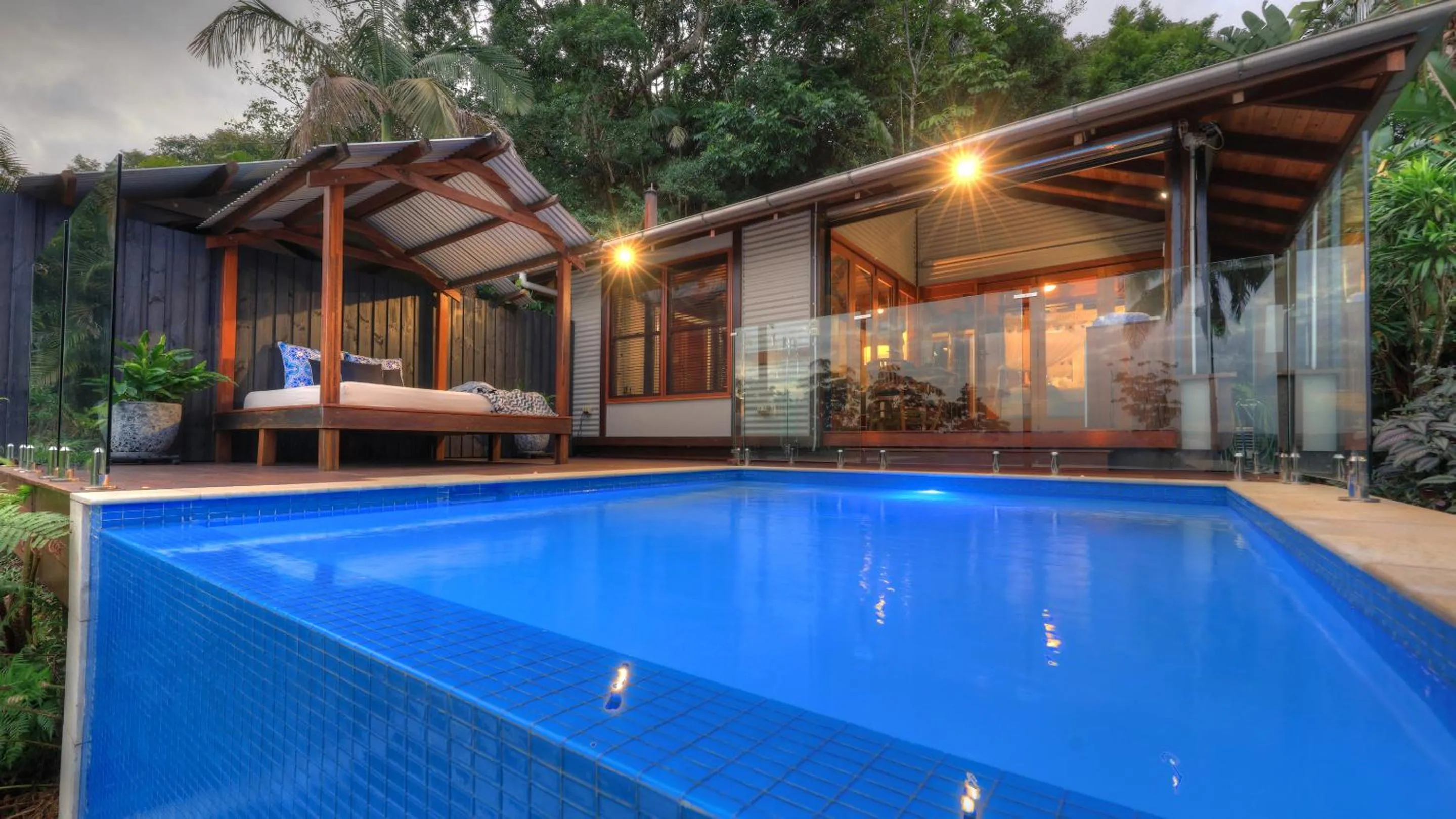 Swimming pool in Montville Misty View Cottages