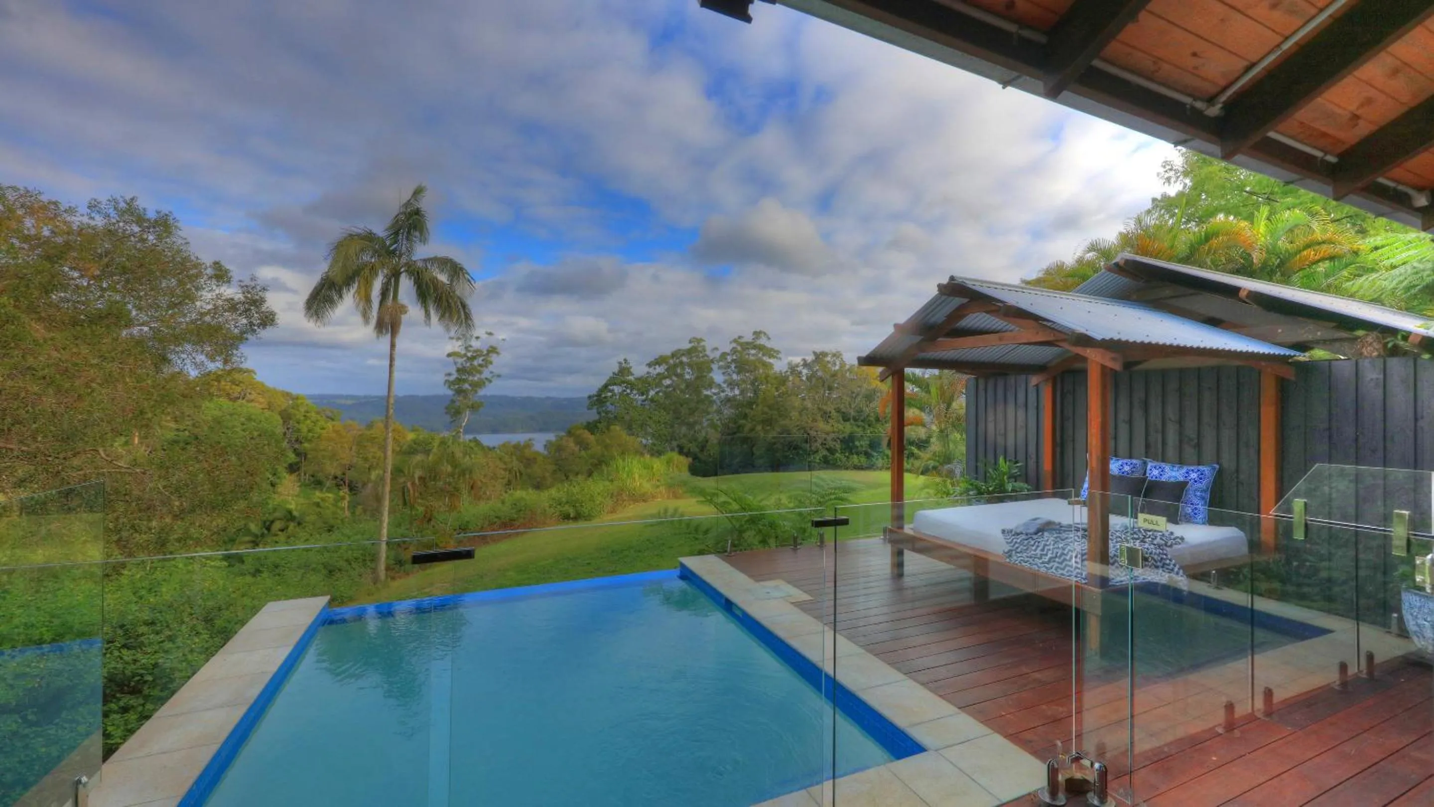 Swimming pool in Montville Misty View Cottages
