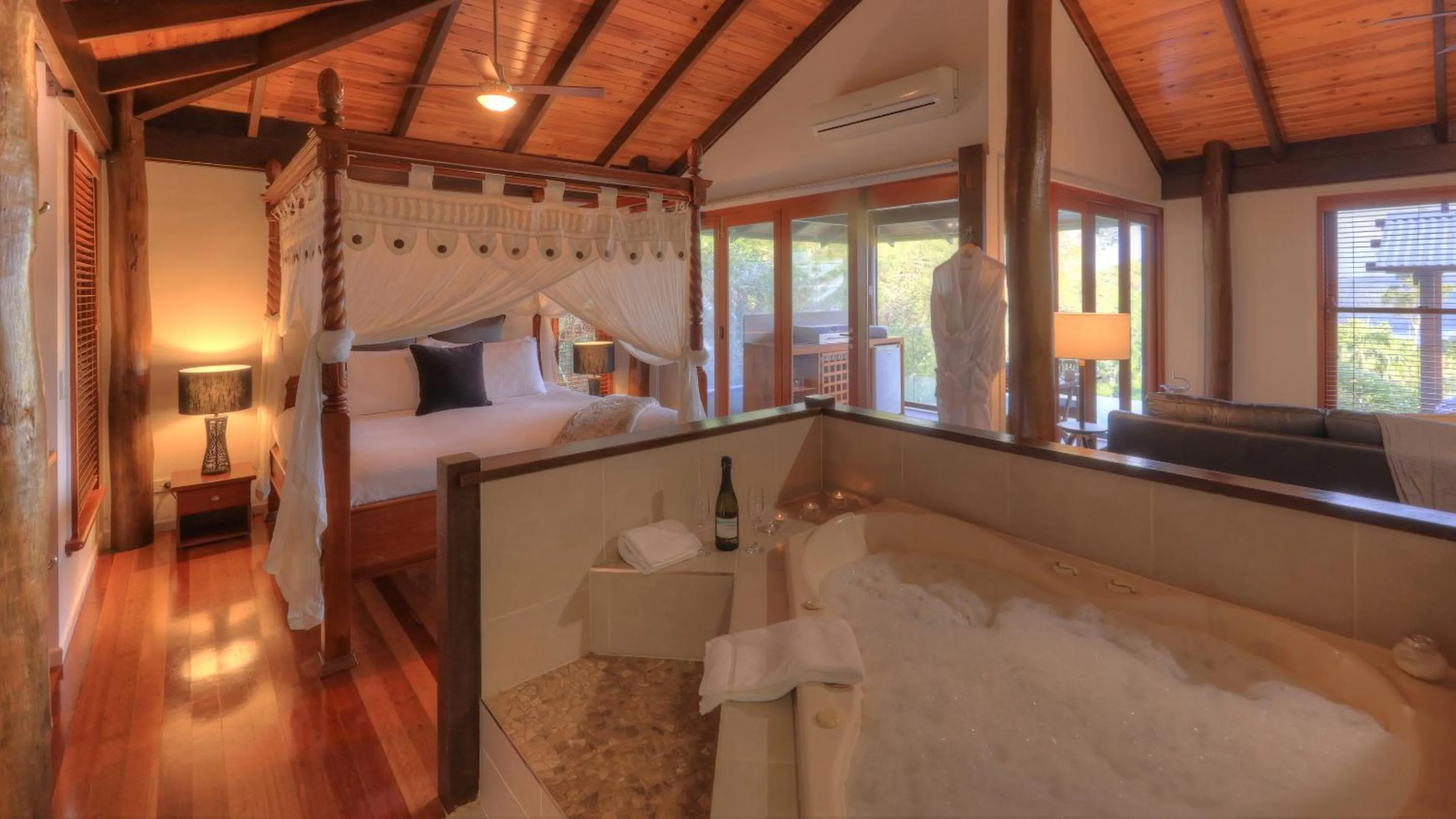 Bathroom, Bed in Montville Misty View Cottages