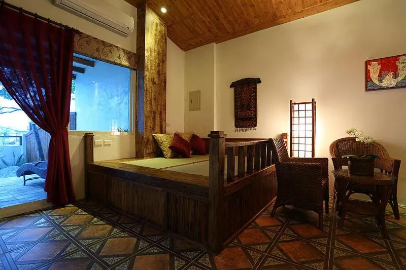 Seating area, Bed in Cloudenjoy B&B