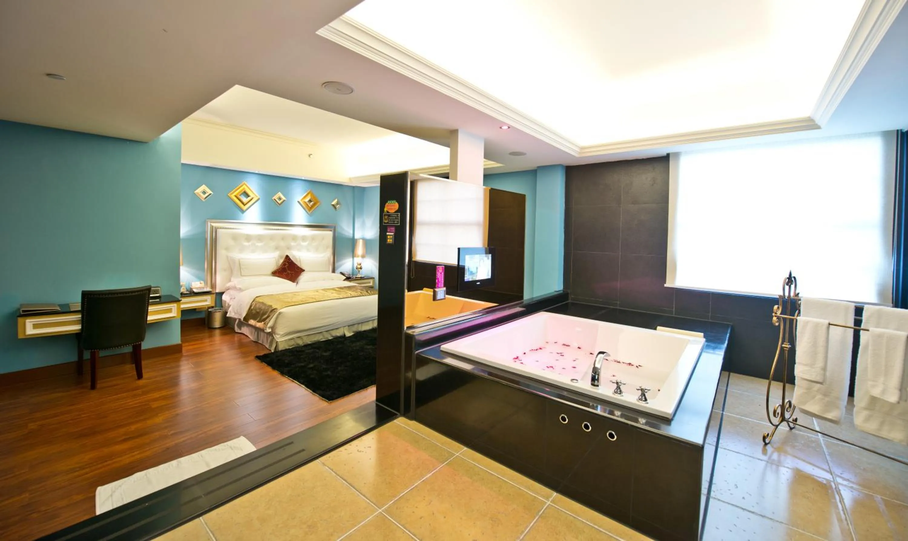 Toilet, Bed in The Royal Pinnacle Hotel