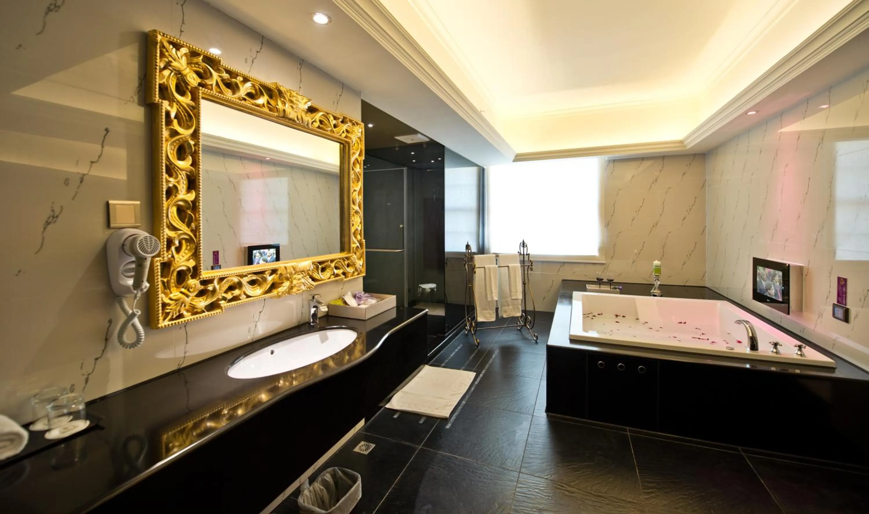 Toilet, Bed in The Royal Pinnacle Hotel