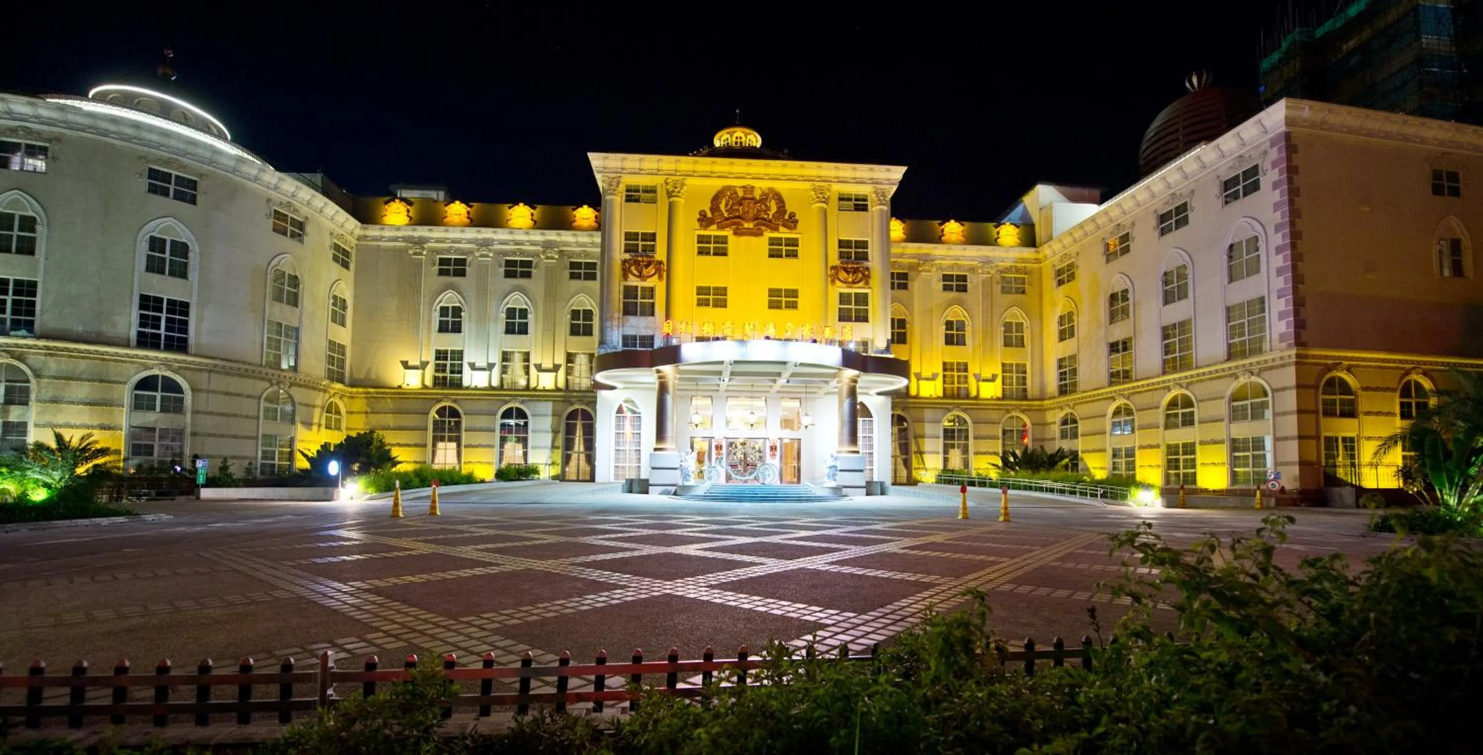 Facade/entrance in The Royal Pinnacle Hotel