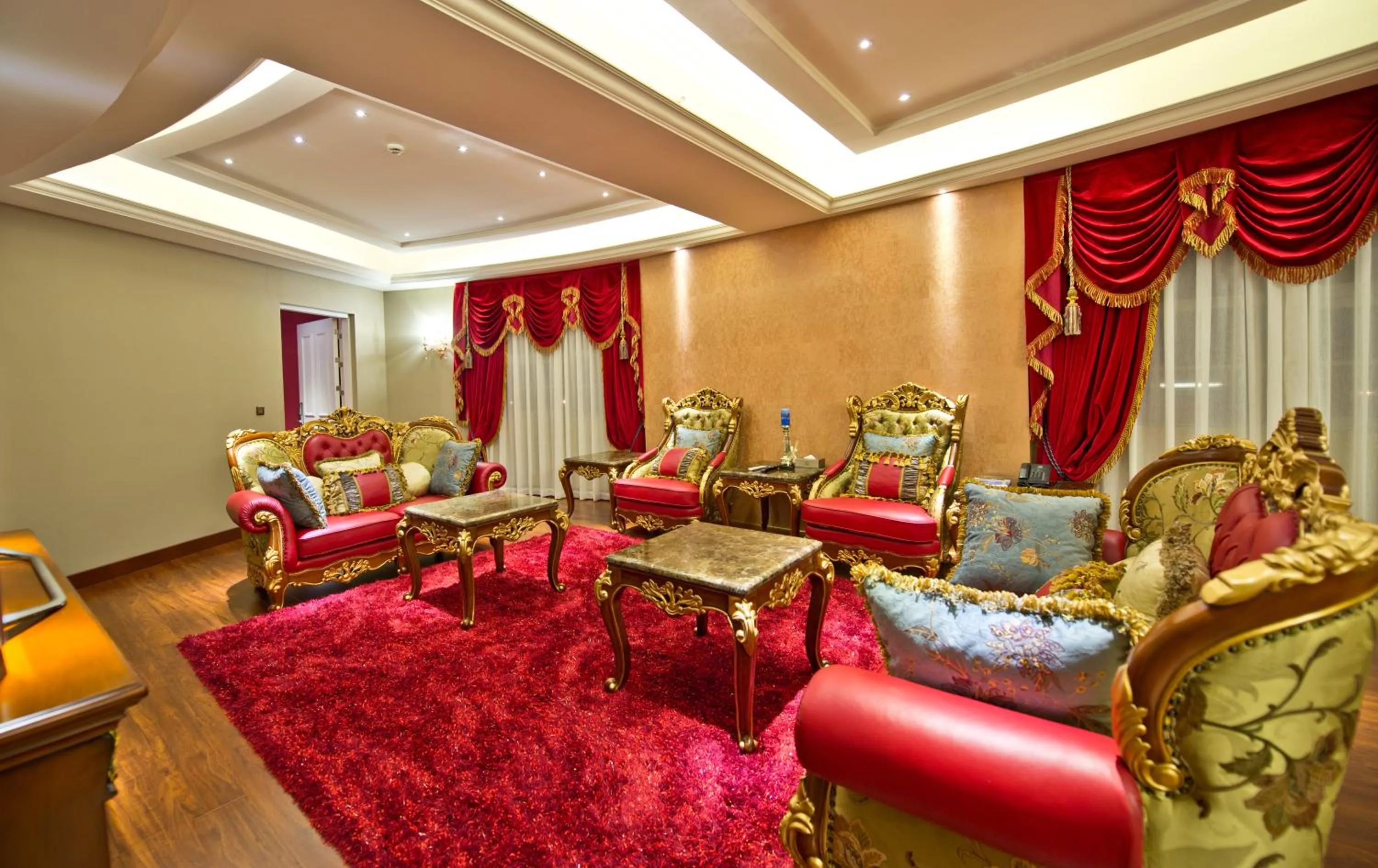 Living room in The Royal Pinnacle Hotel
