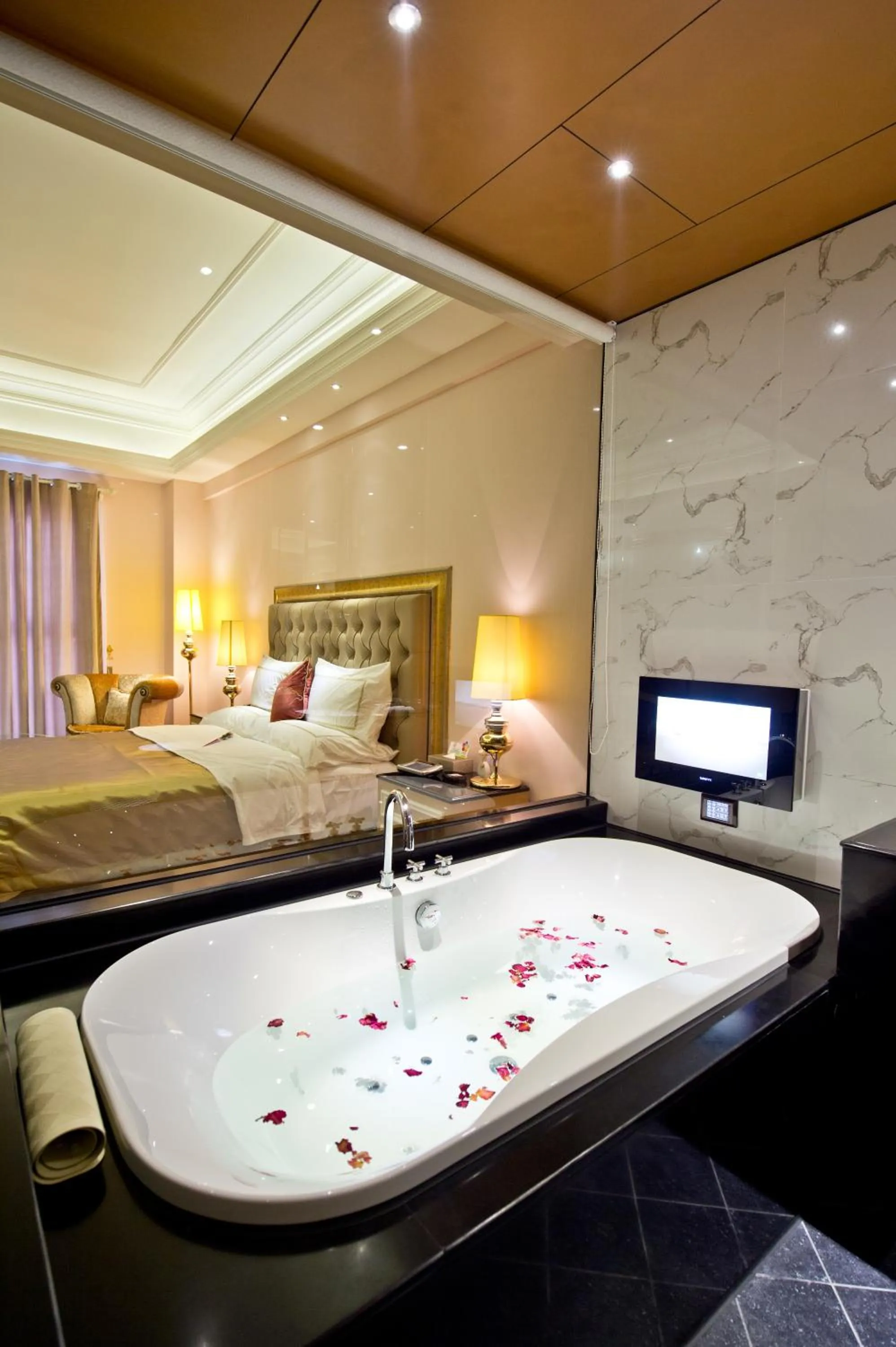 Bathroom, Bed in The Royal Pinnacle Hotel