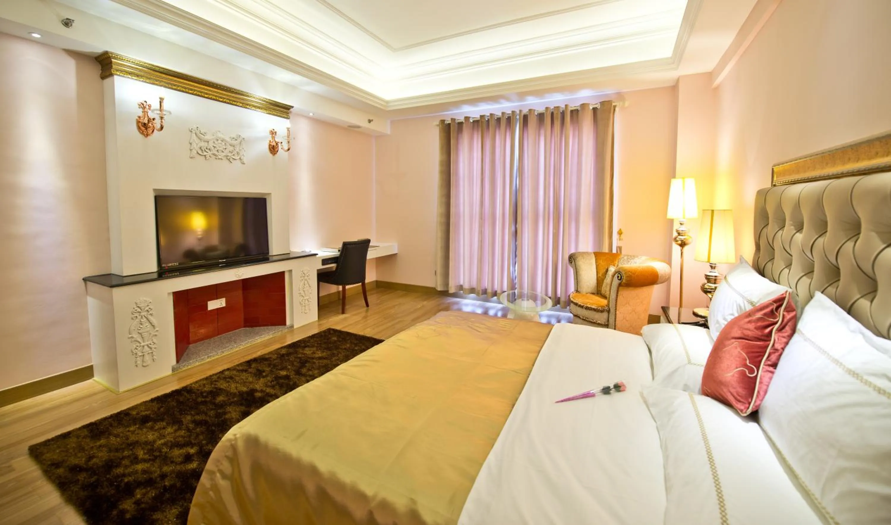 Bed in The Royal Pinnacle Hotel