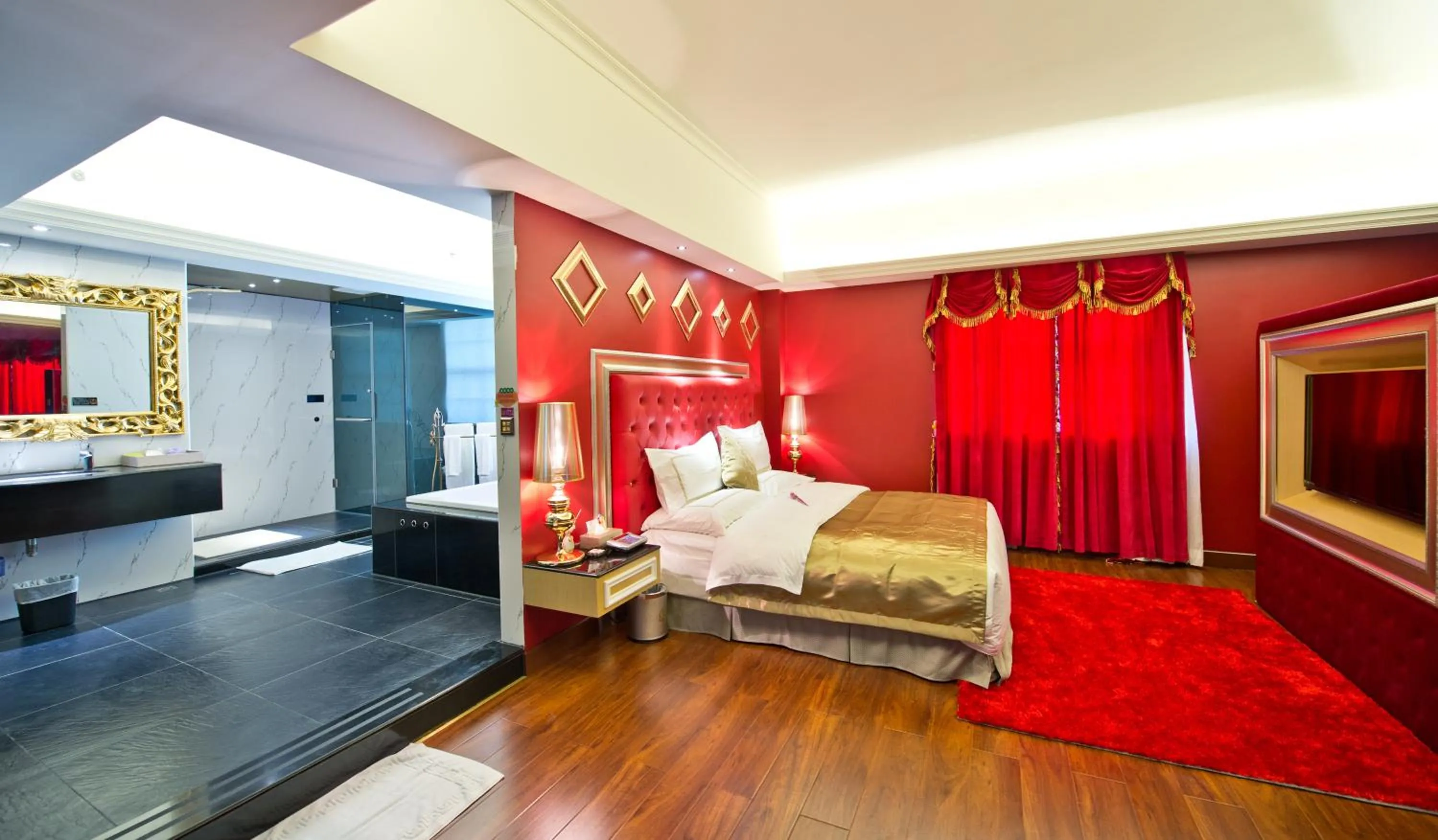 Bed in The Royal Pinnacle Hotel