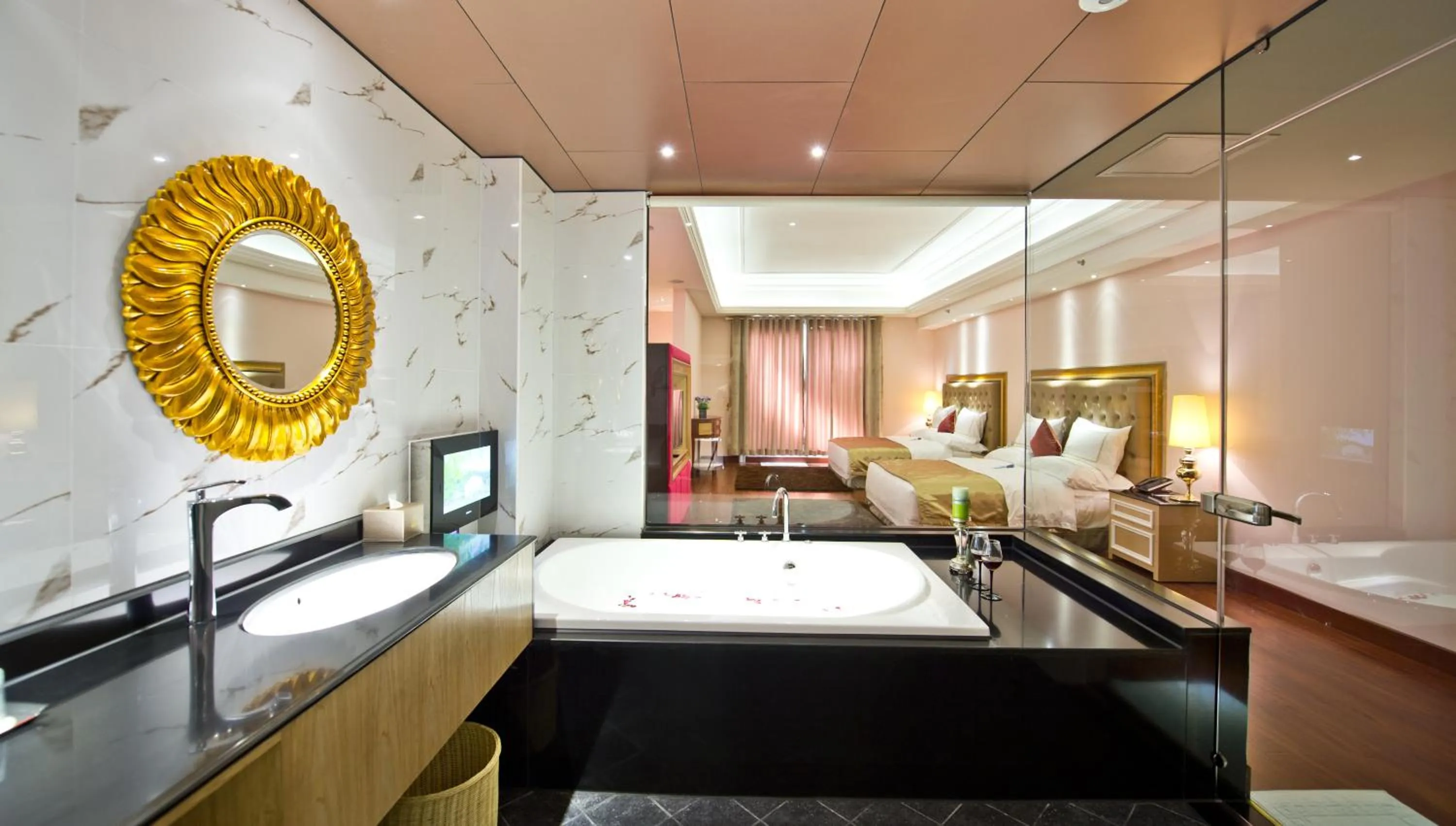 Toilet, Bed in The Royal Pinnacle Hotel