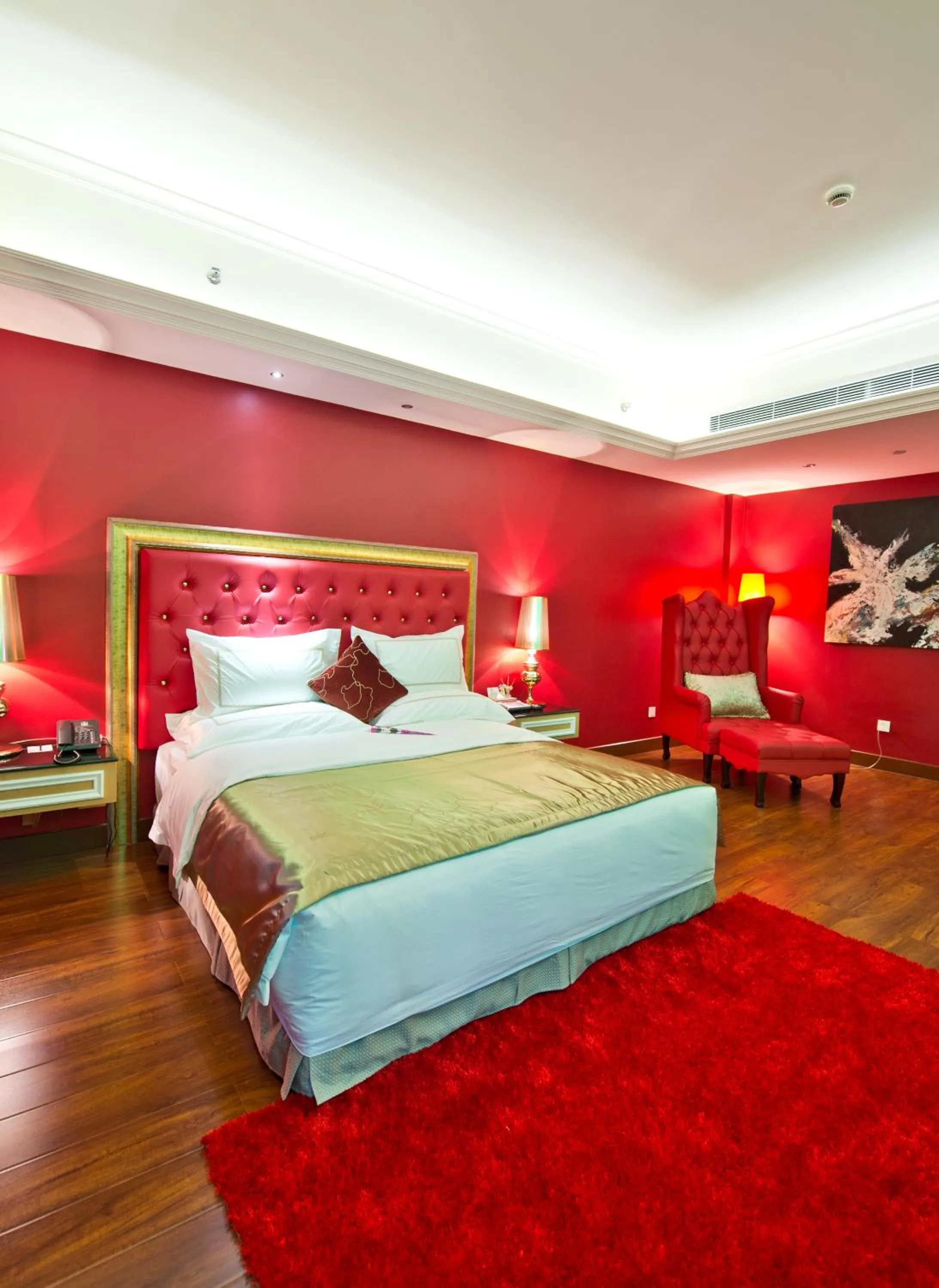 Bed in The Royal Pinnacle Hotel