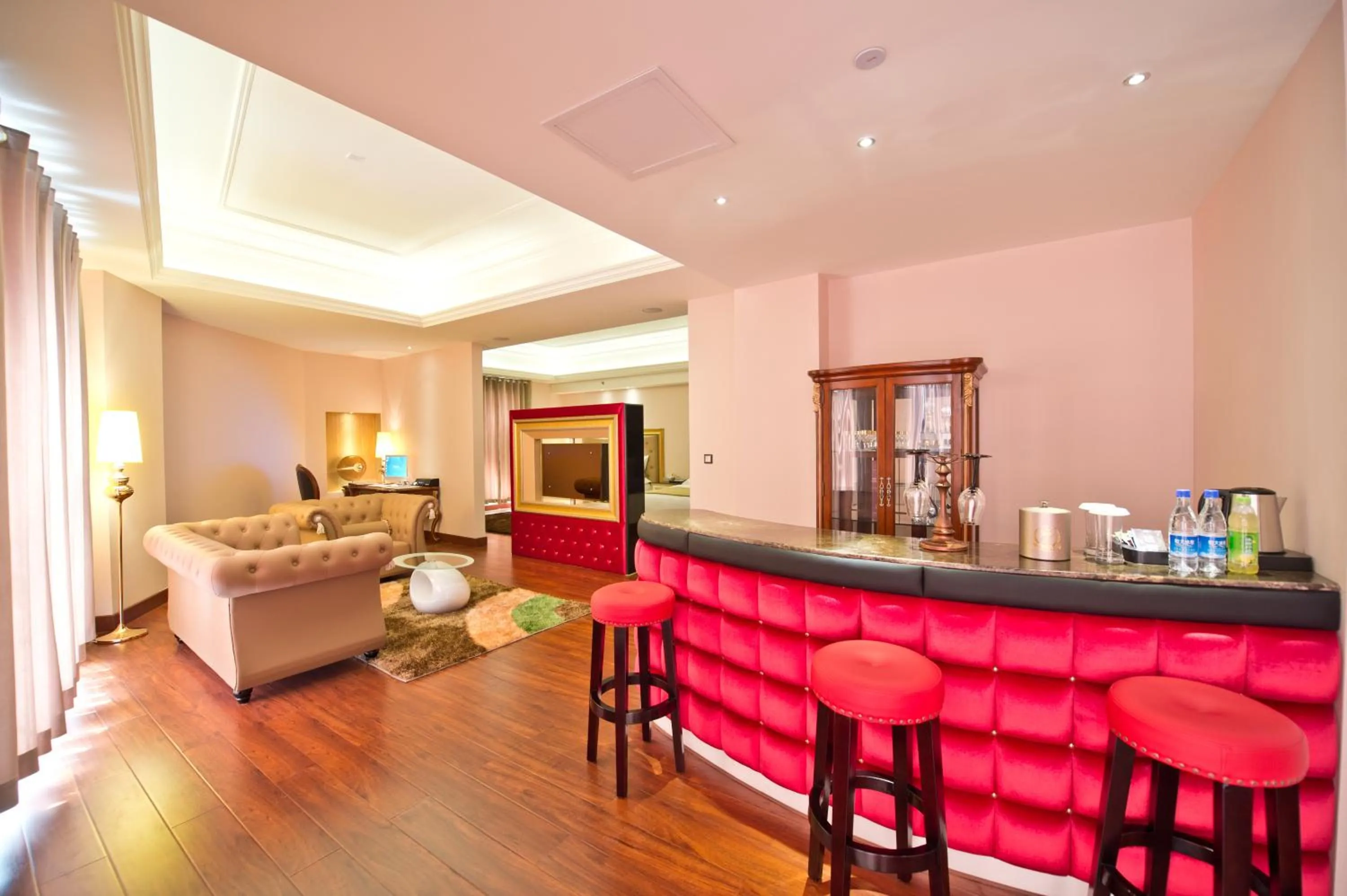 Living room in The Royal Pinnacle Hotel