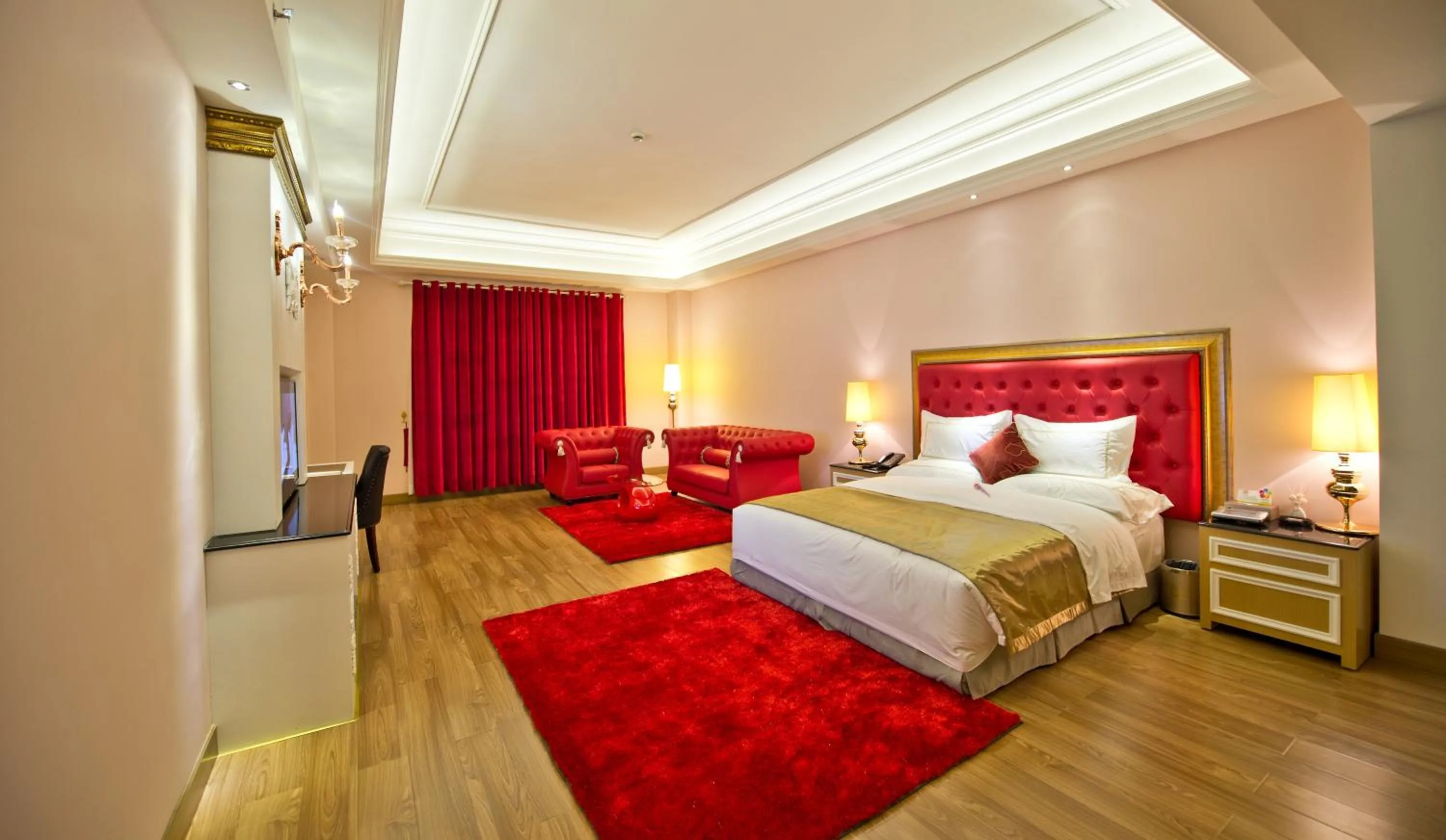 Bed in The Royal Pinnacle Hotel