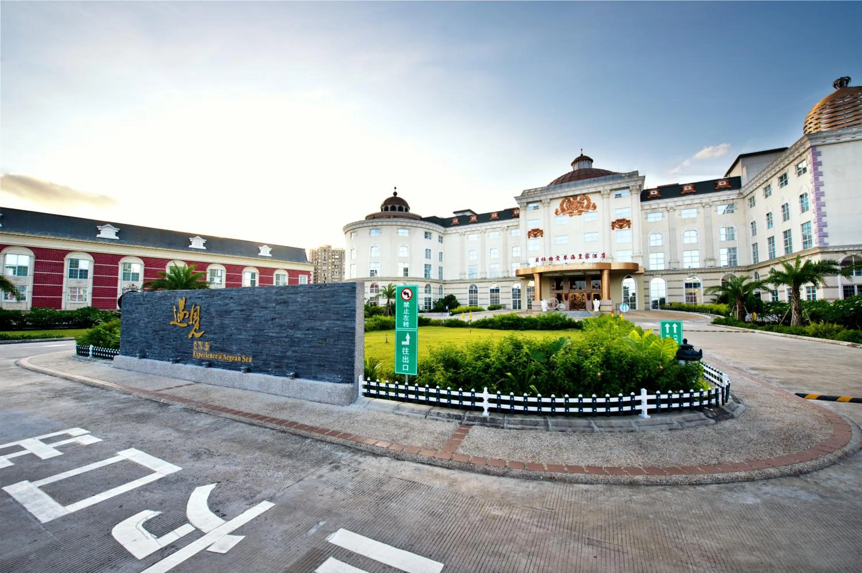 Facade/entrance in The Royal Pinnacle Hotel