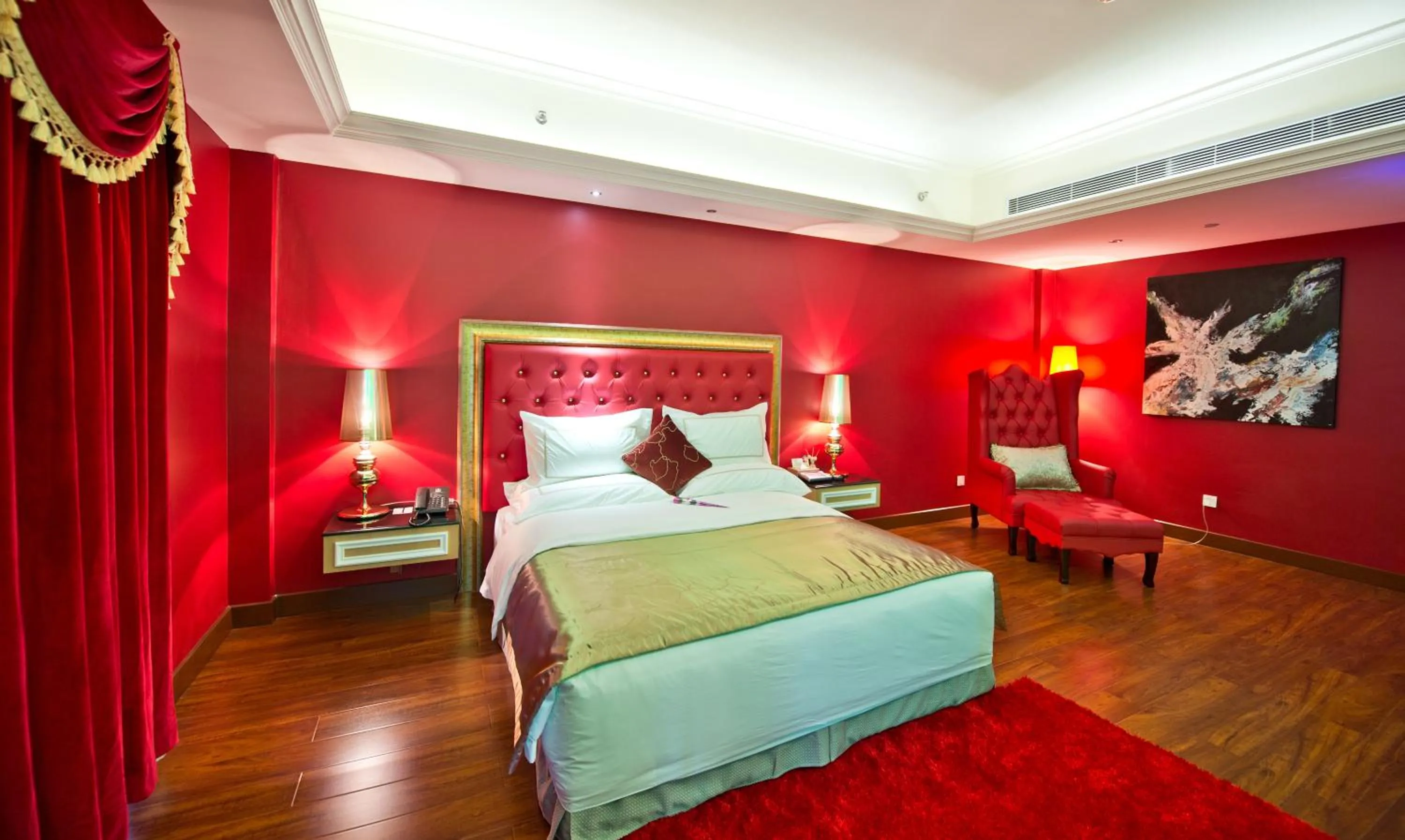 Bed in The Royal Pinnacle Hotel