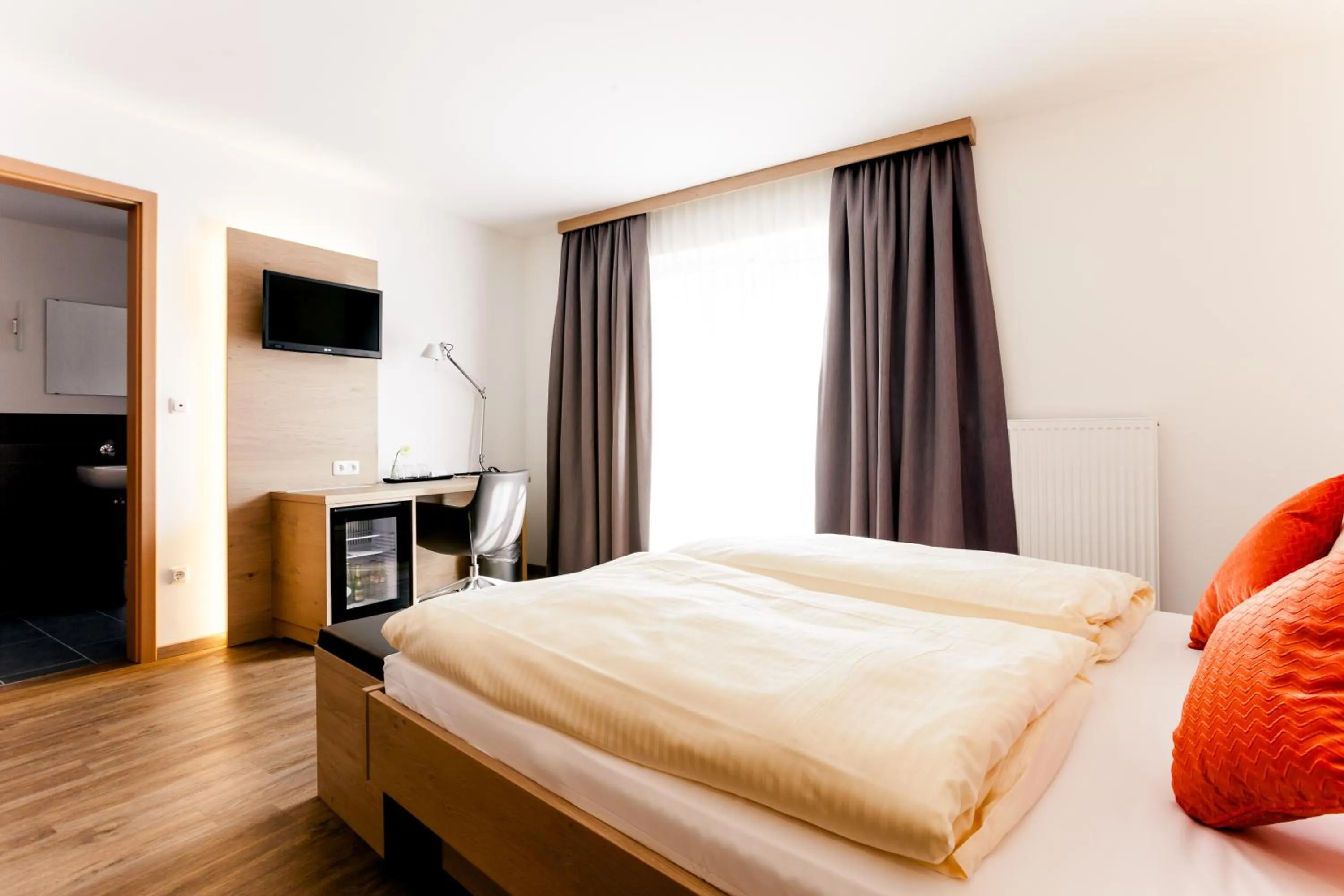 Bedroom, Bed in Meyers