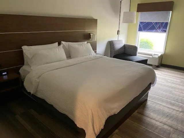 Bed in Holiday Inn Express