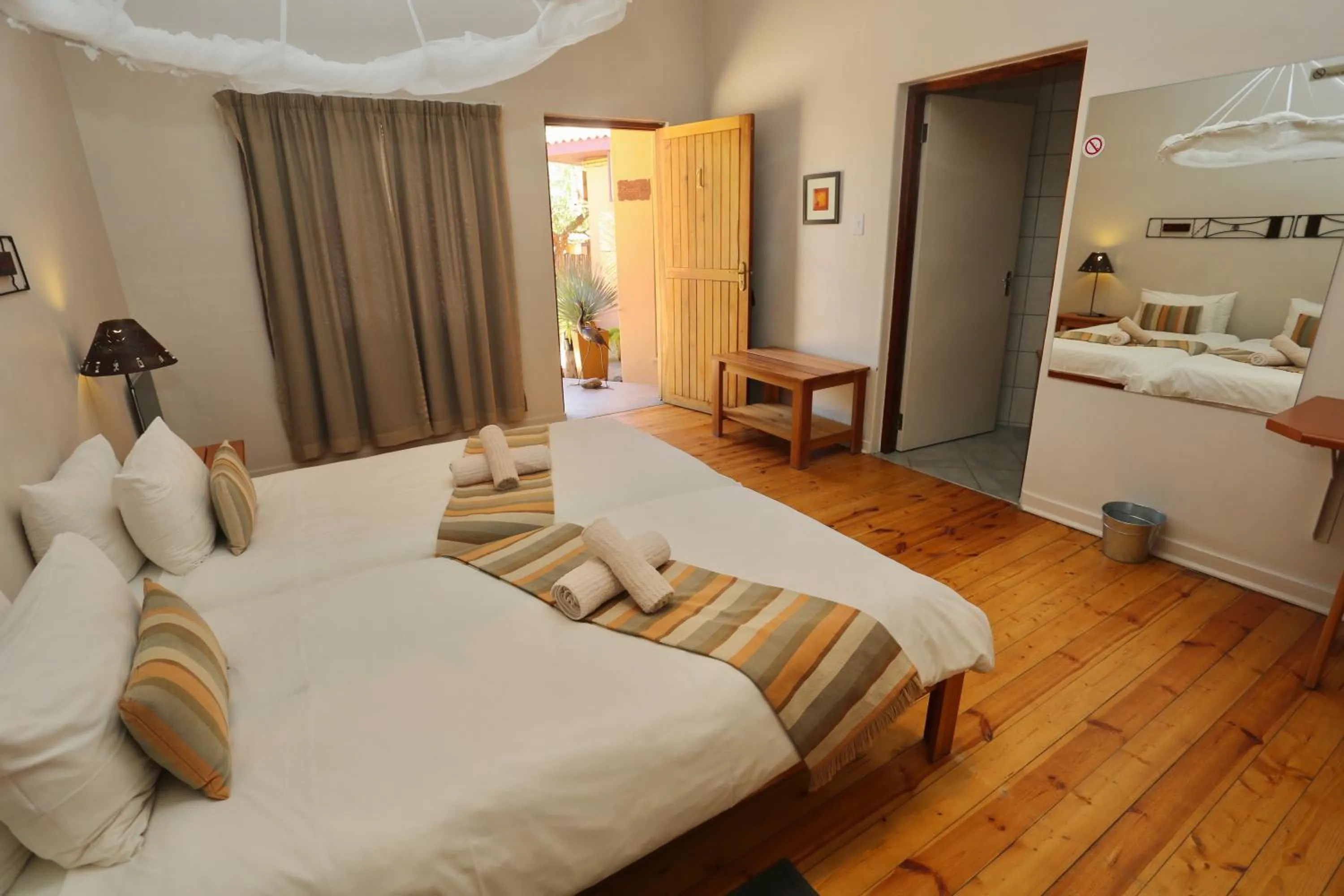 Bedroom, Bed in Bahnhof Hotel Aus