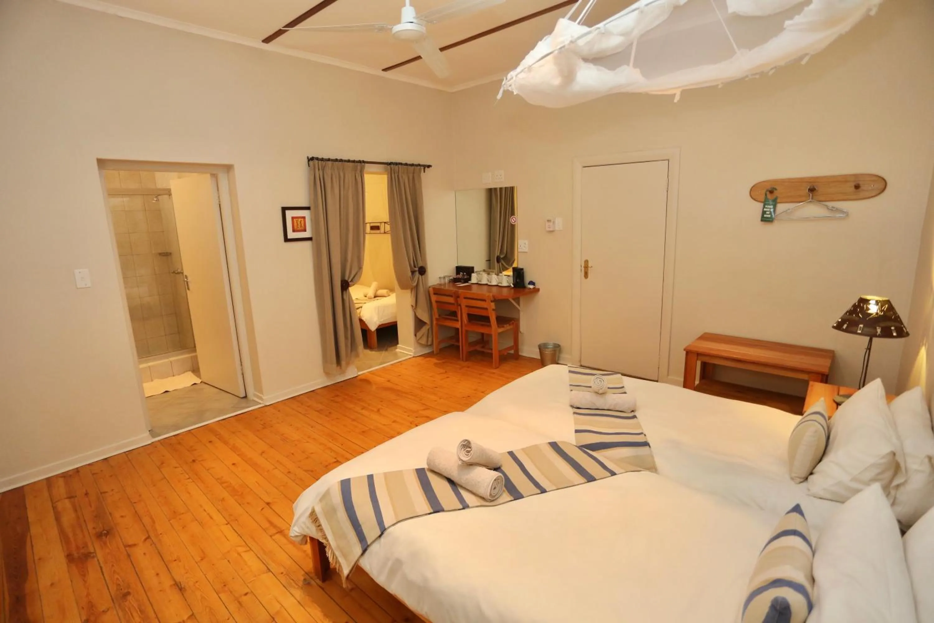 Photo of the whole room, Bed in Bahnhof Hotel Aus