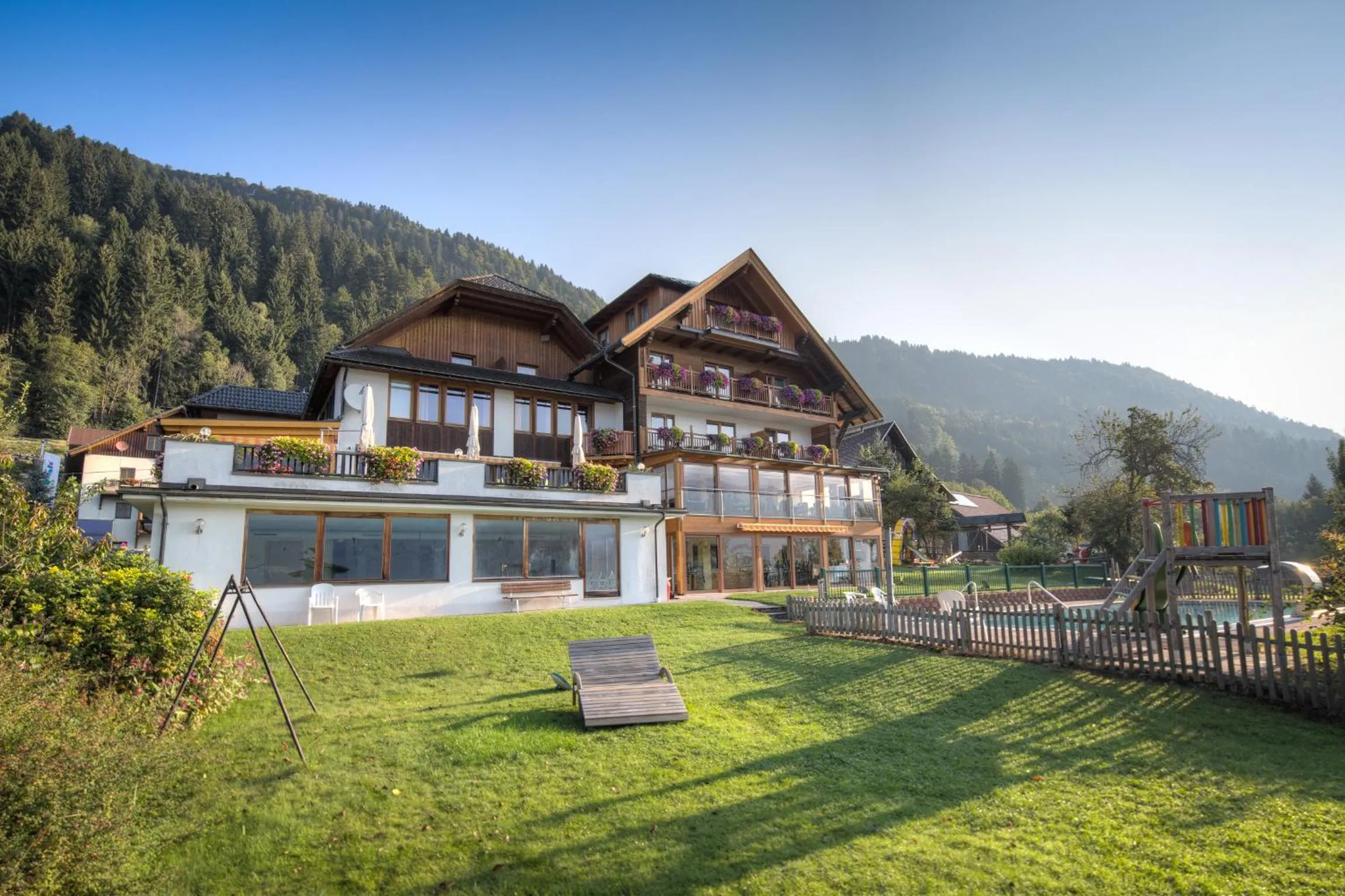 Garden in nawu apartments & Restaurant