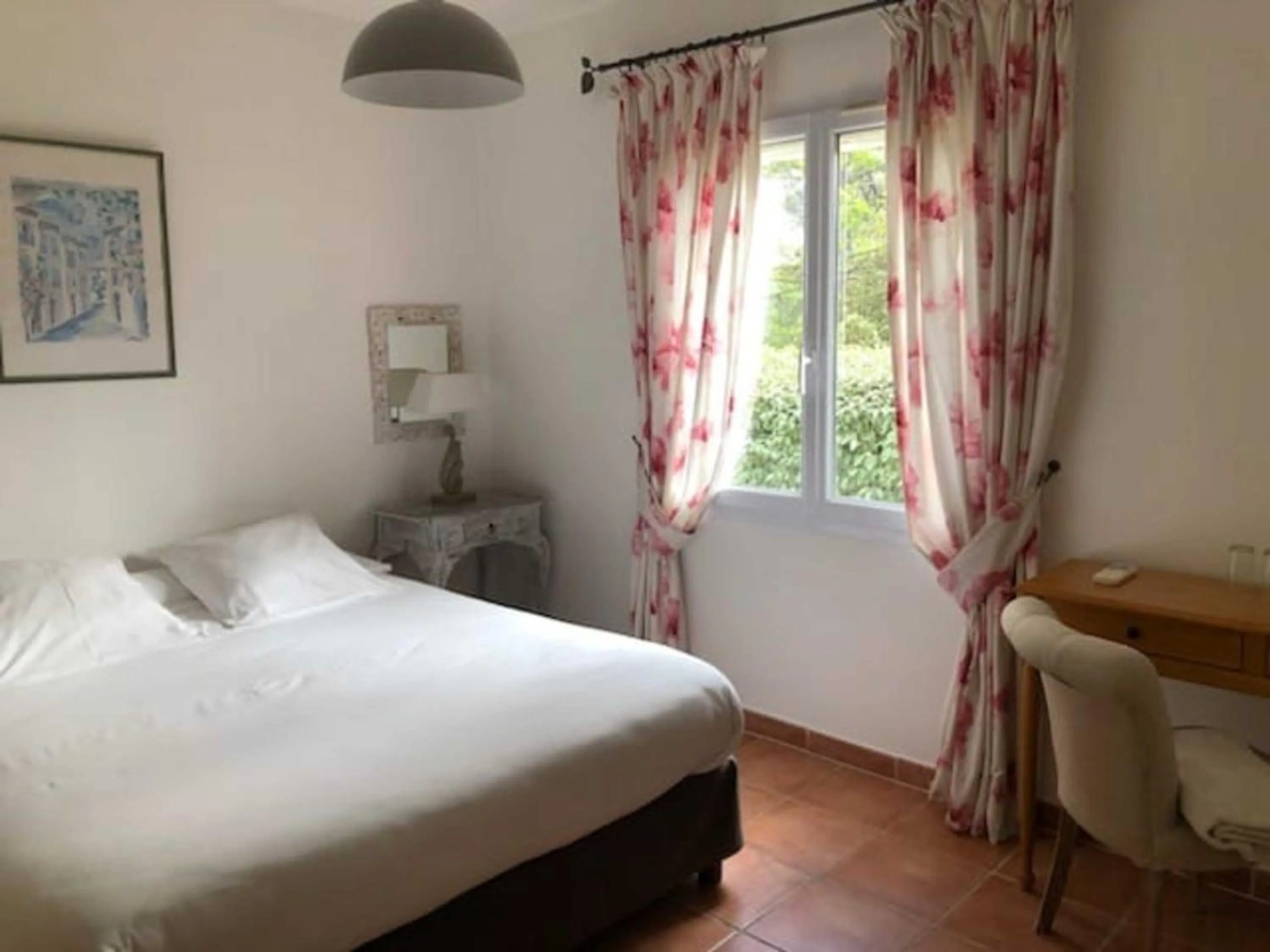 Photo of the whole room, Bed in Bastide Saint Bernard