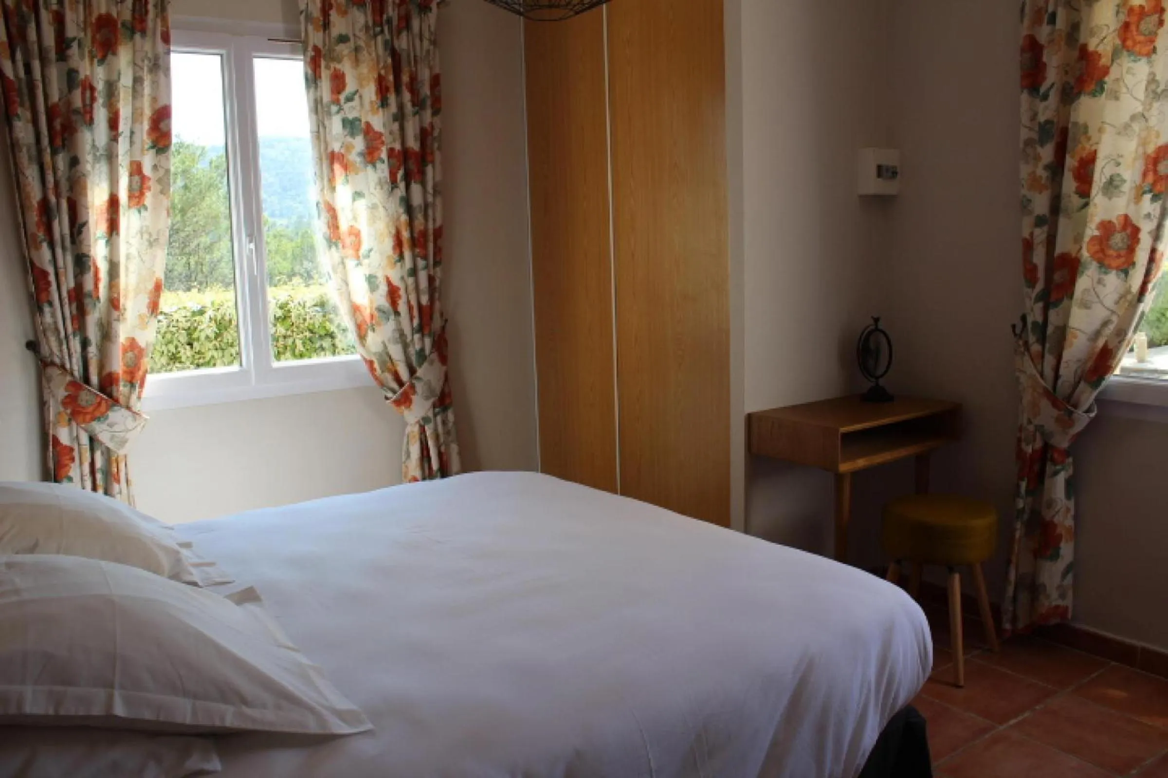 Photo of the whole room, Bed in Bastide Saint Bernard