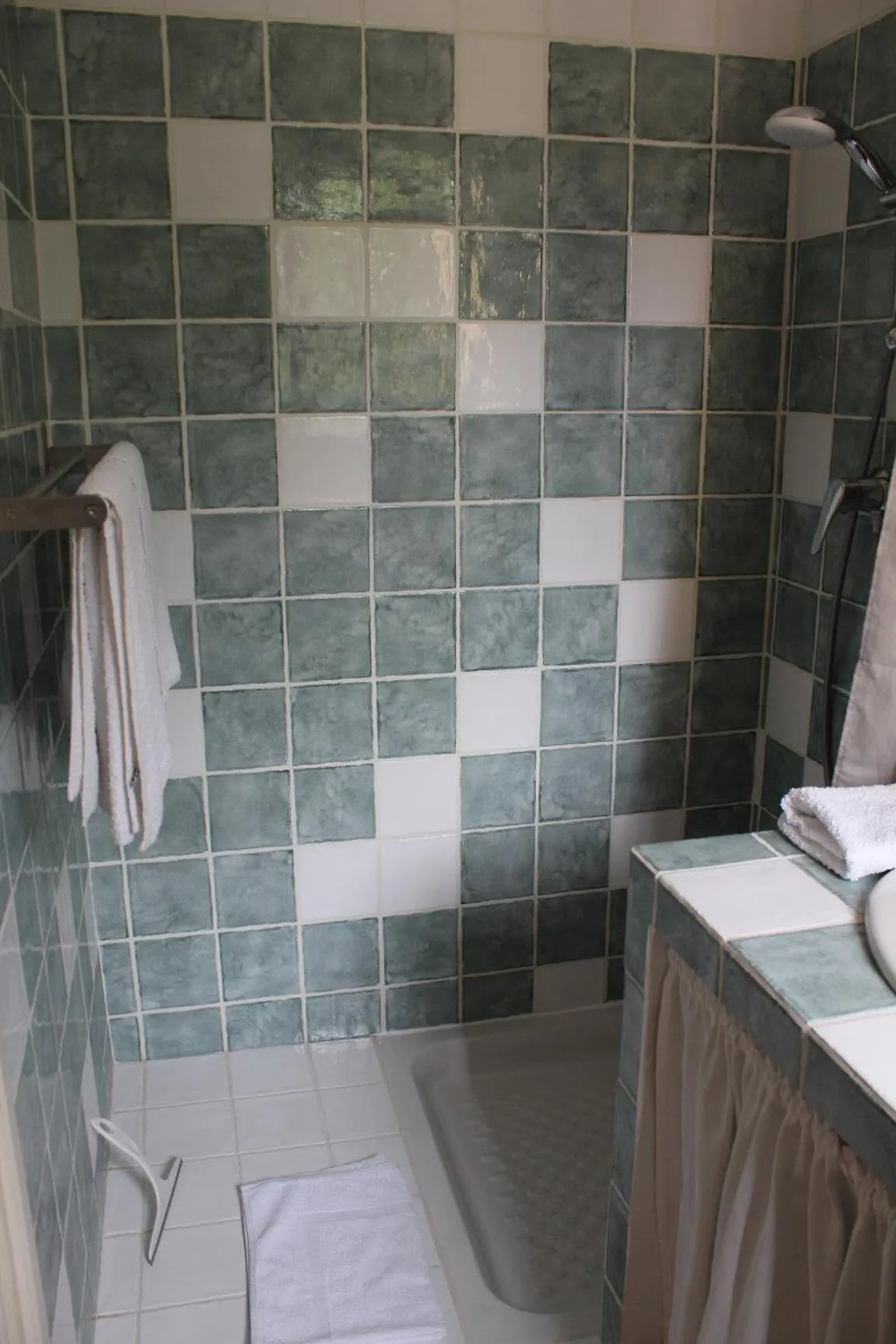 Shower in Bastide Saint Bernard