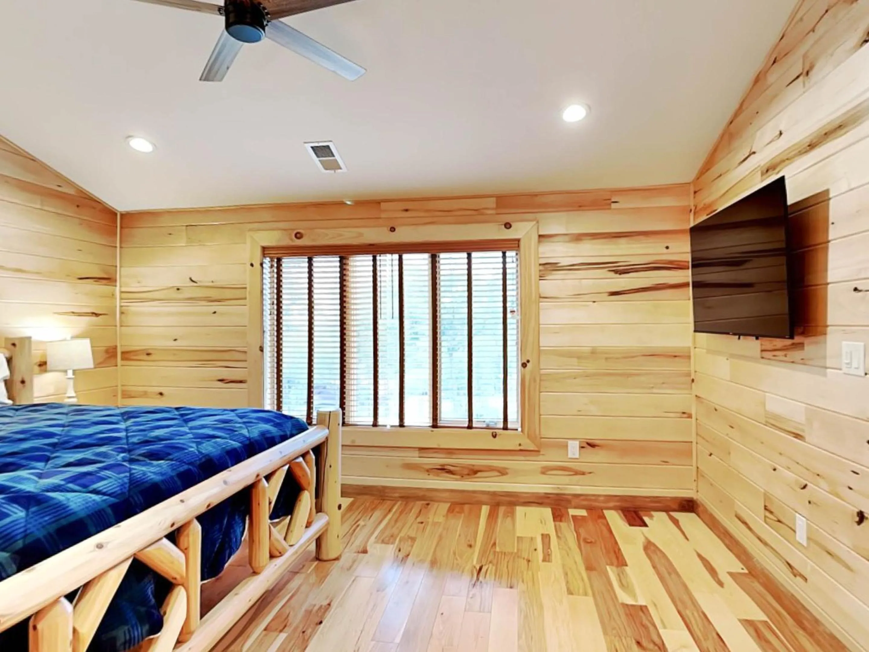 Bed in Fortune Mountain Retreat