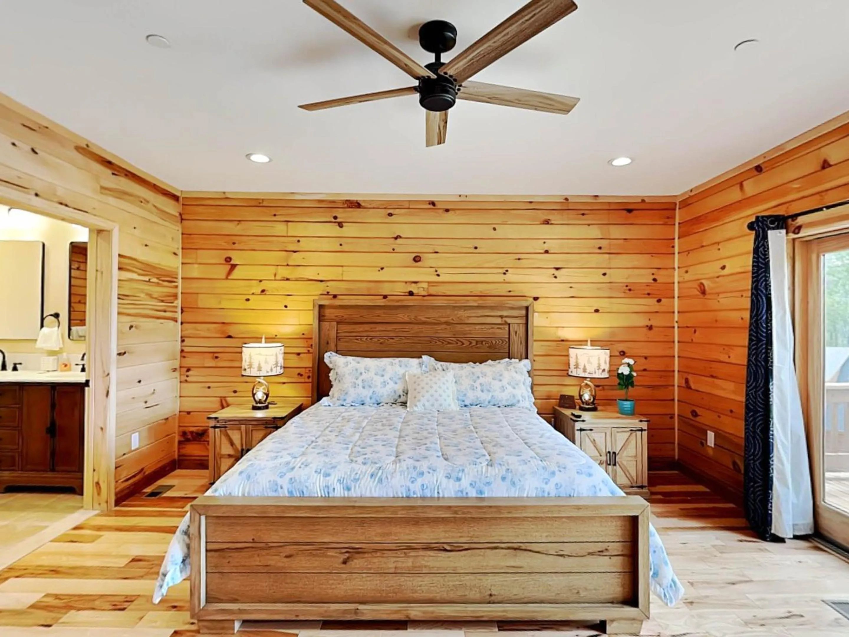 Bed in Fortune Mountain Retreat