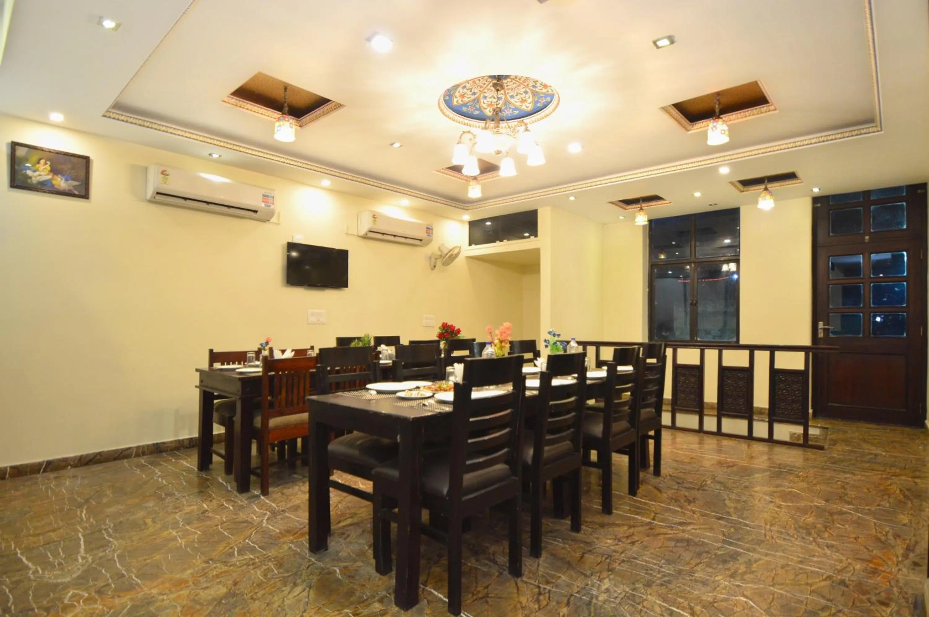 Restaurant/places to eat in Hotel Surya Garh