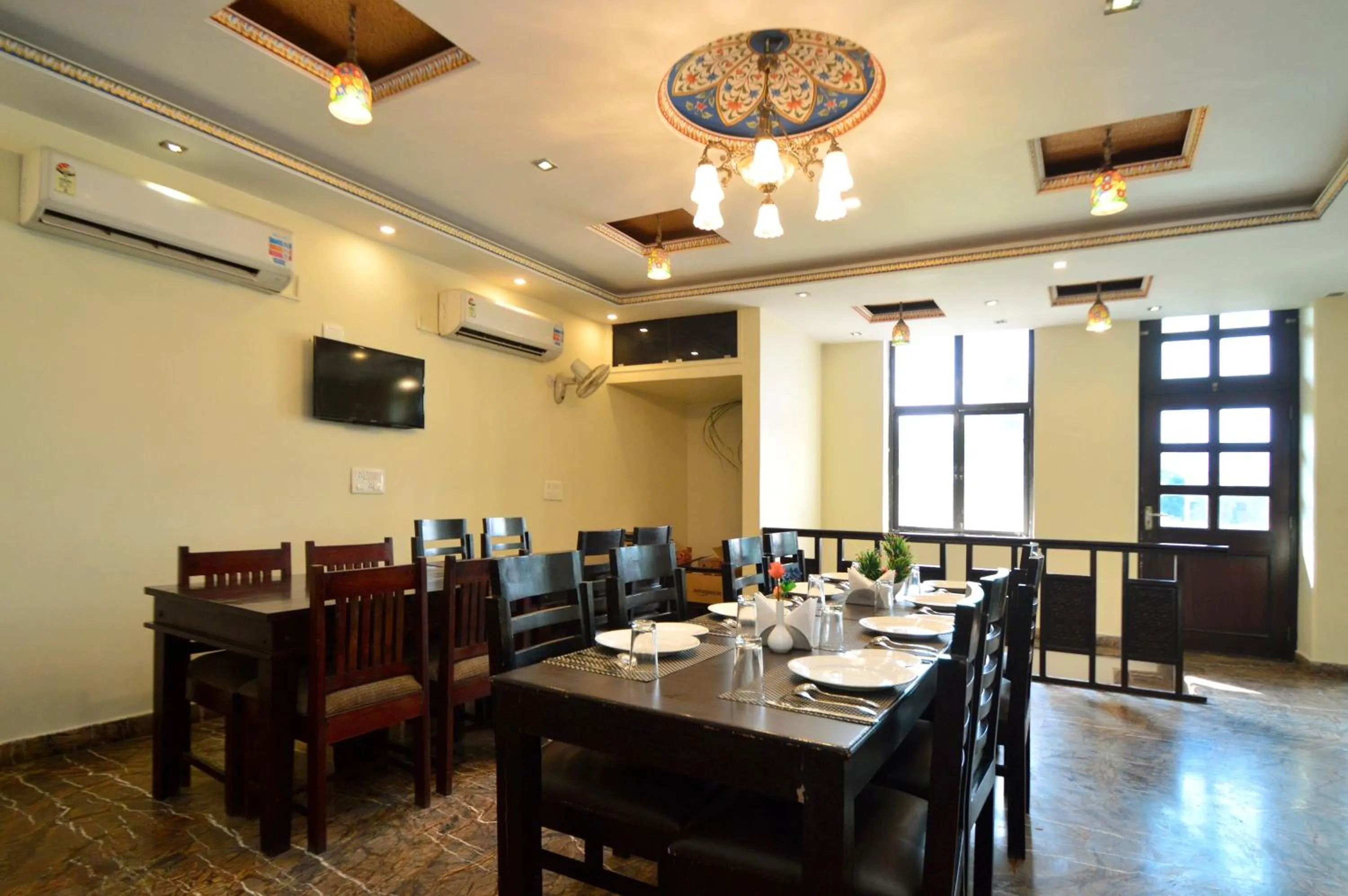 Restaurant/places to eat in Hotel Surya Garh