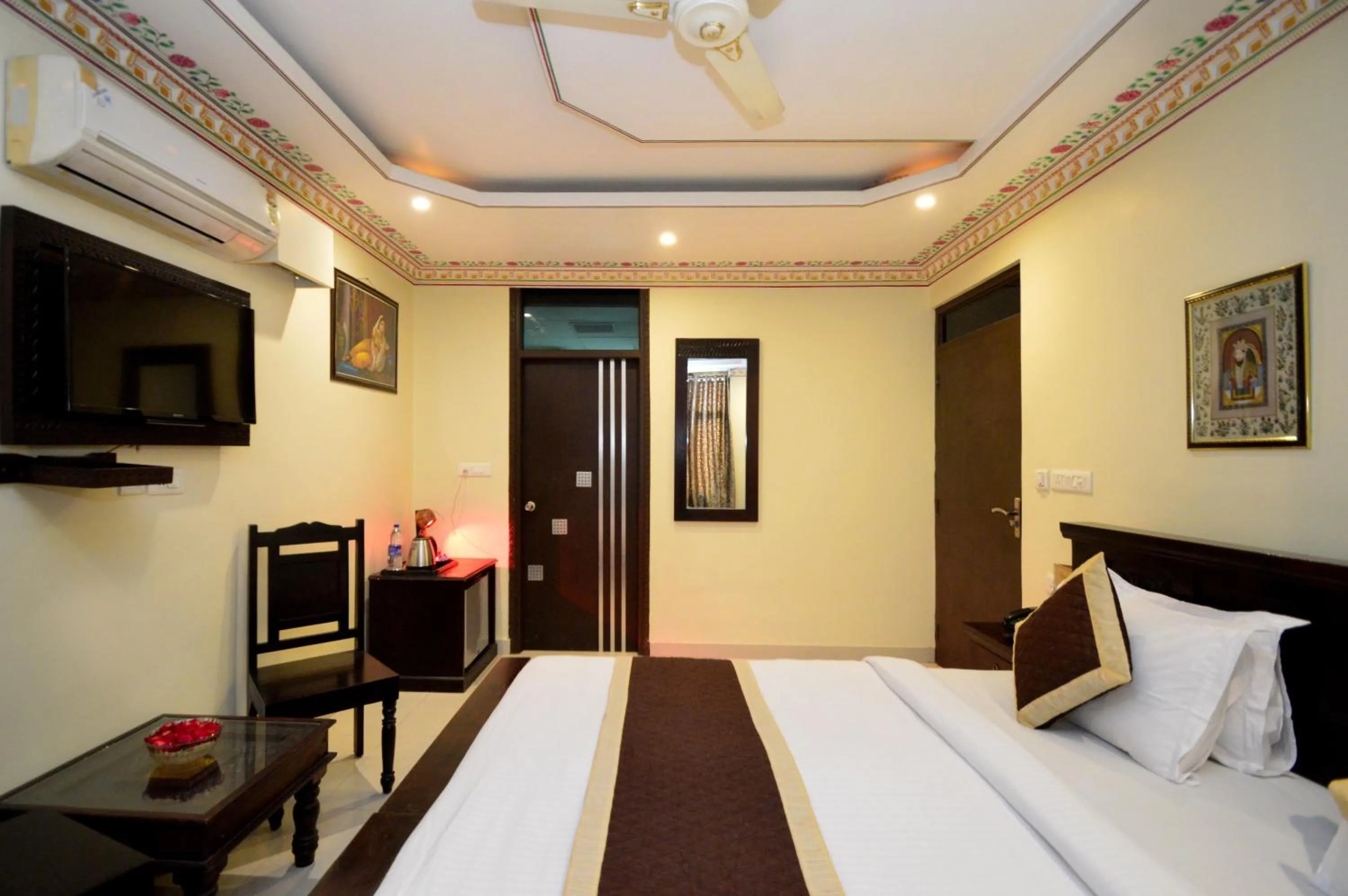 Photo of the whole room, Bed in Hotel Surya Garh