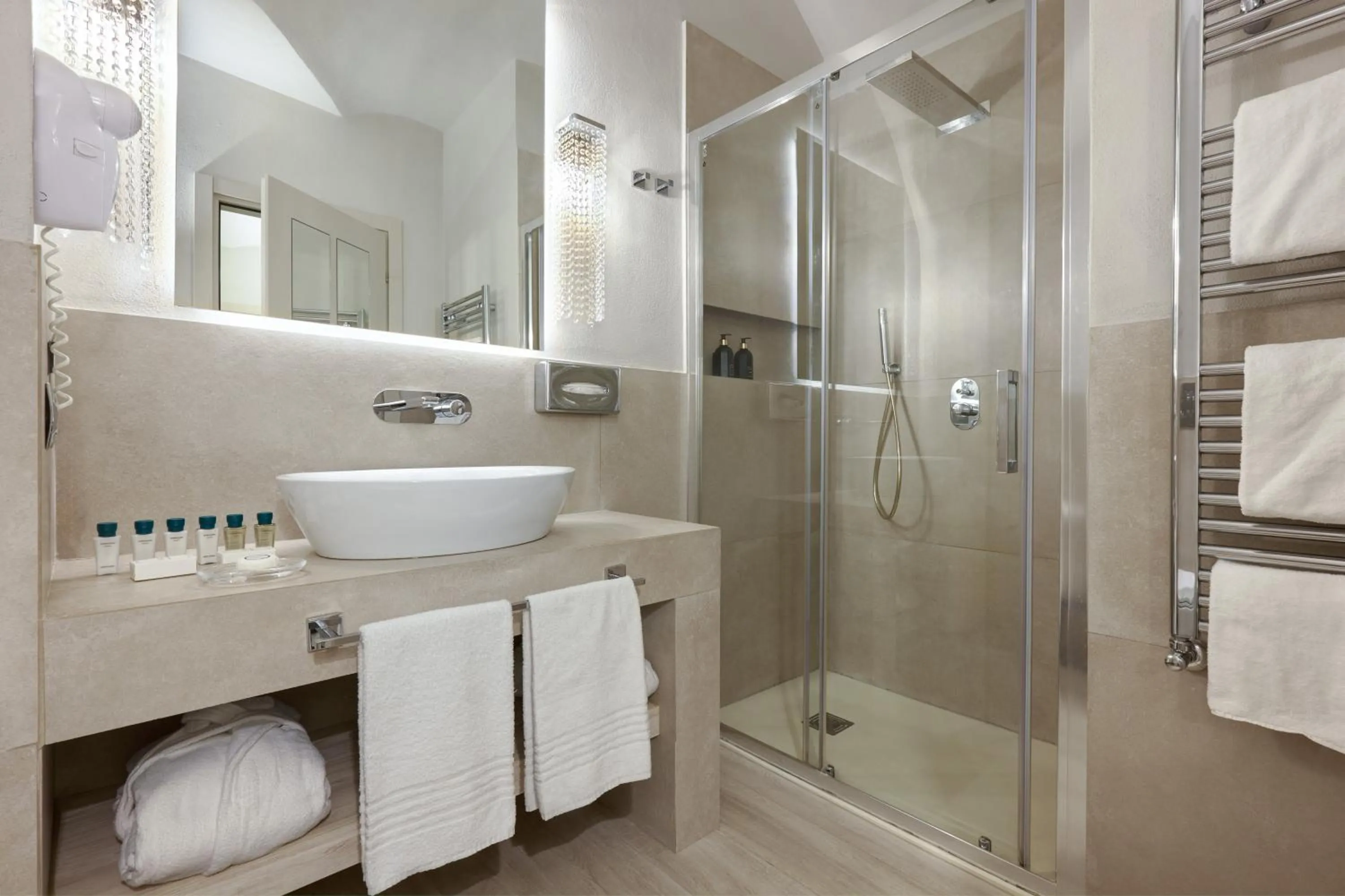 Shower in Terrace Pantheon Relais