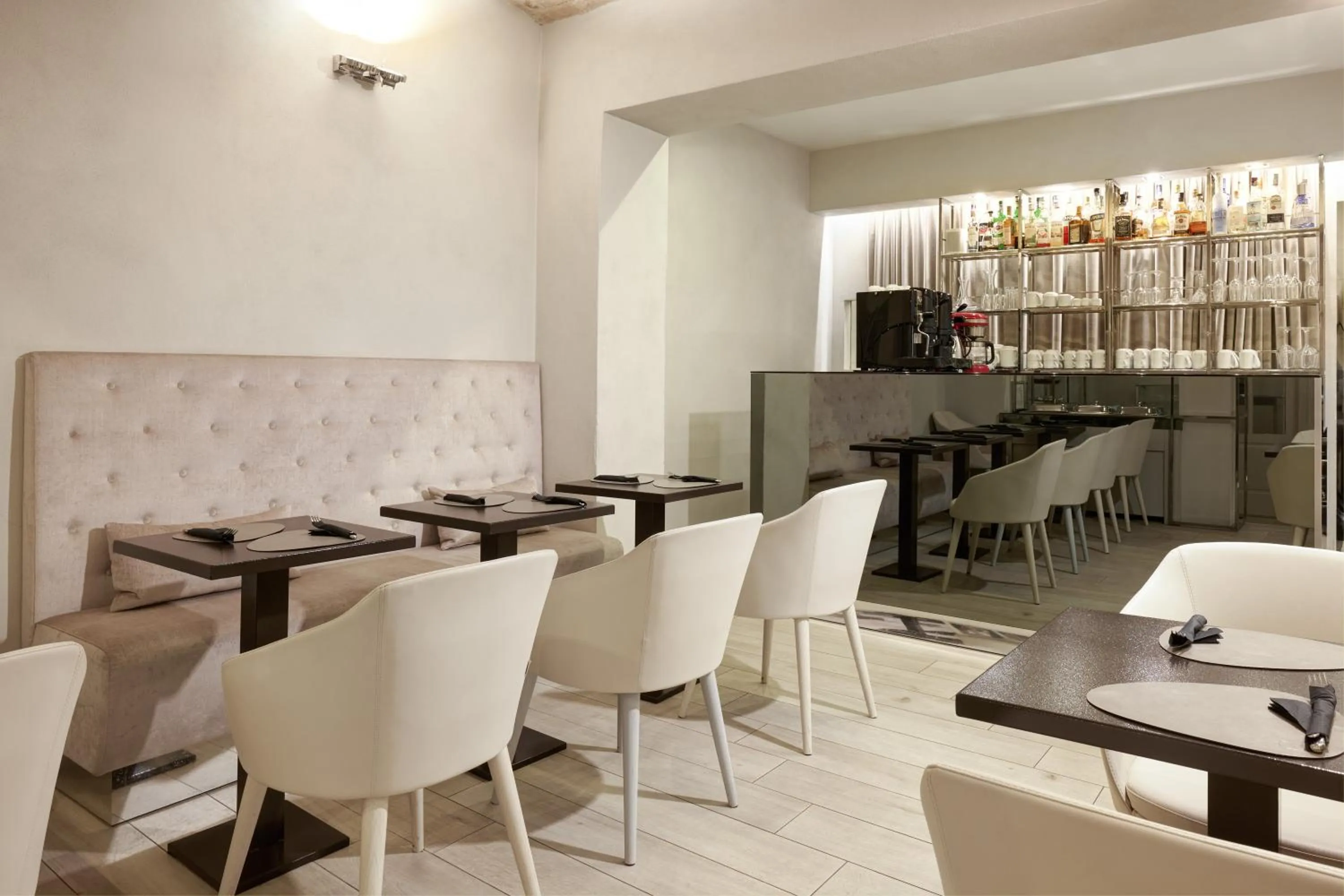 Restaurant/places to eat in Terrace Pantheon Relais