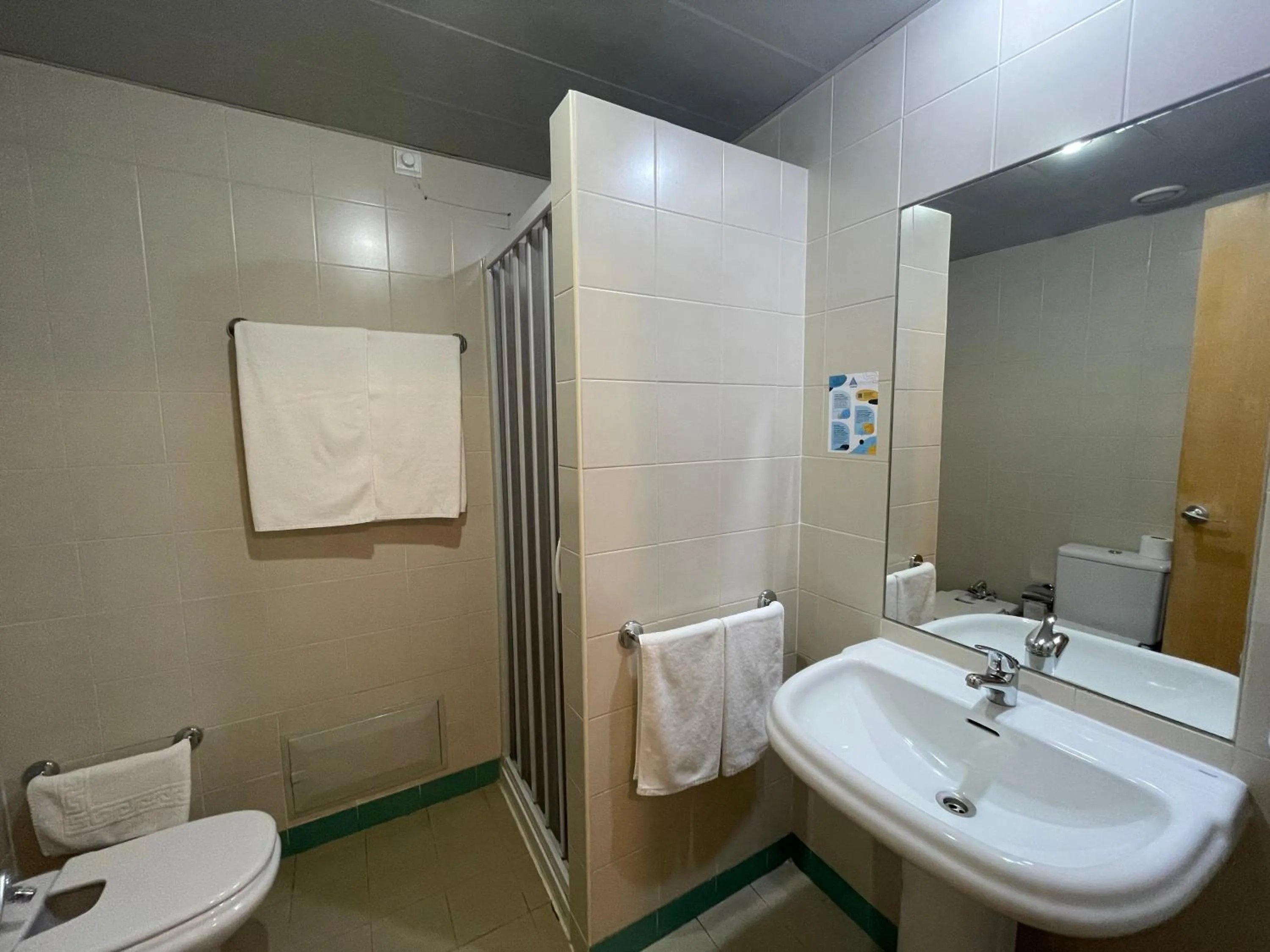 Shower in HI Bragança – Pousada de Juventude