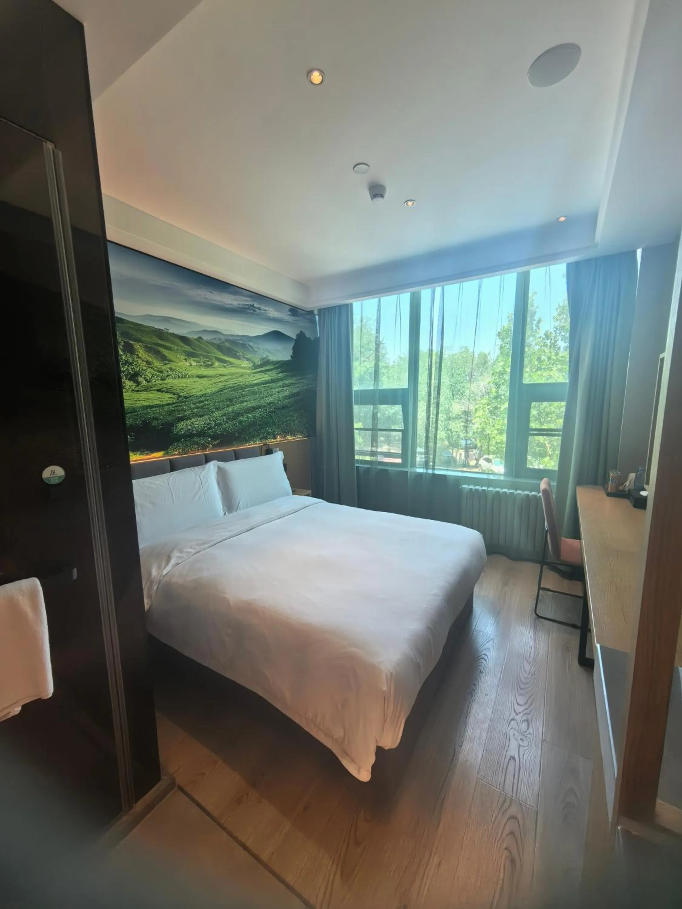 Property logo or sign, Bed in Qiu Guo Hotel Beijing Tiantan Fangzhuang Subway Station