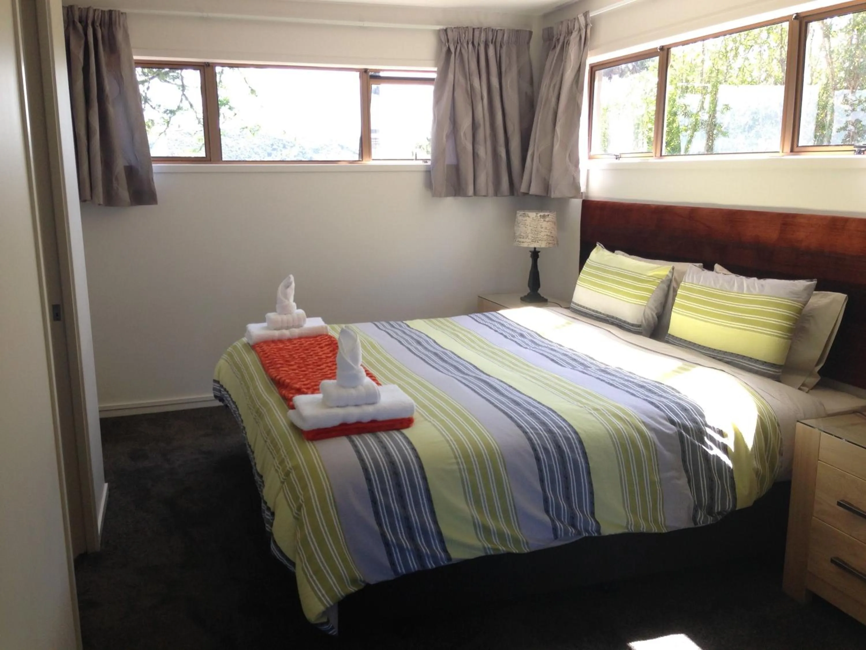 Shower, Bed in Baywaterviews