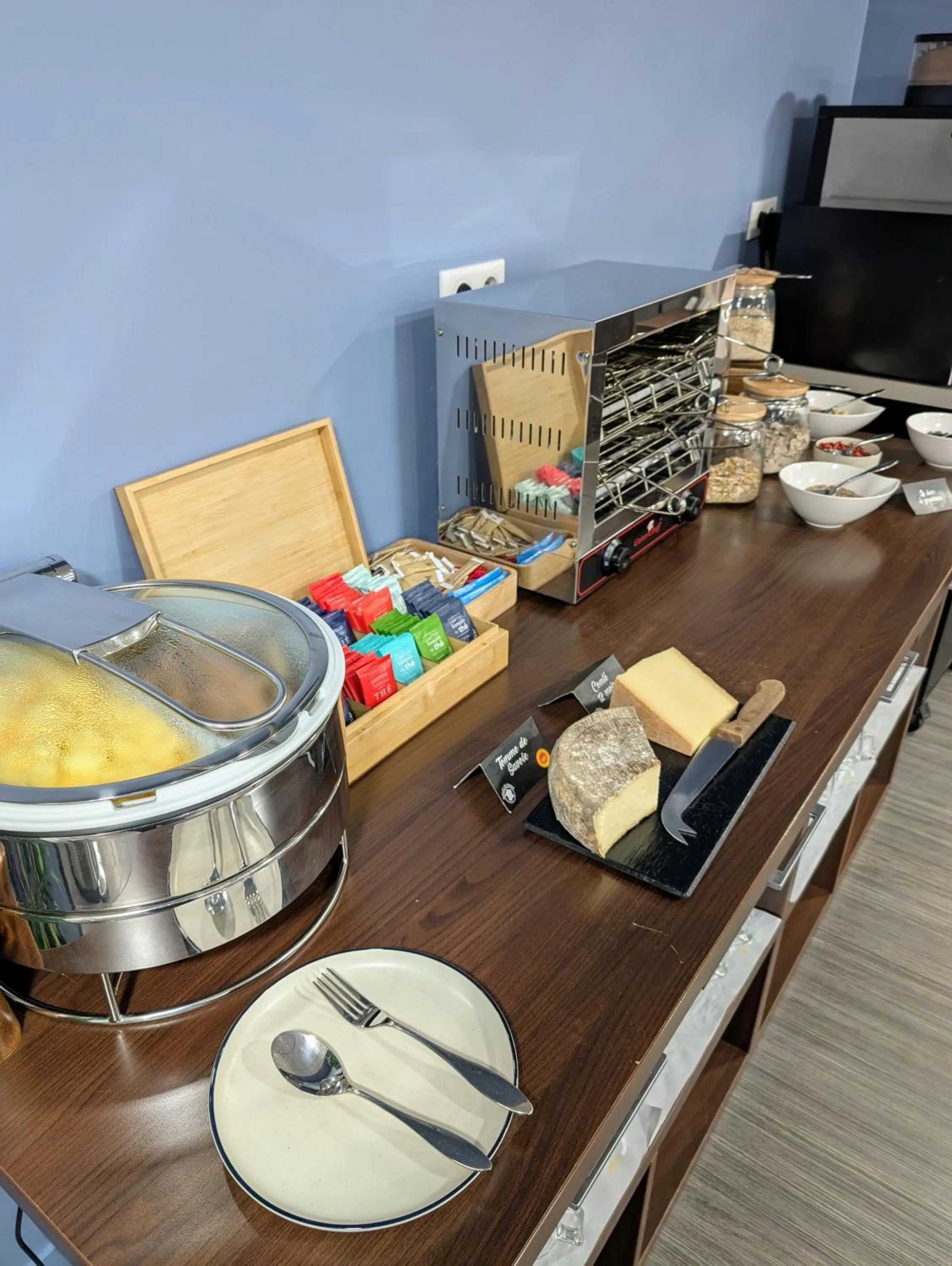 Food and drinks in Appart Hotel Odalys City Toulouse Colombélie