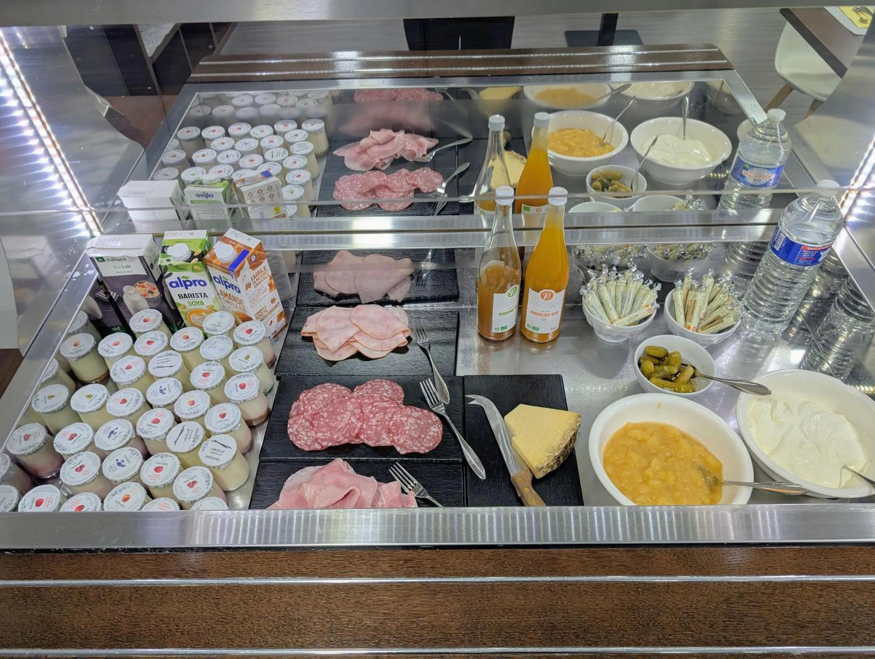 Food and drinks in Appart Hotel Odalys City Toulouse Colombélie