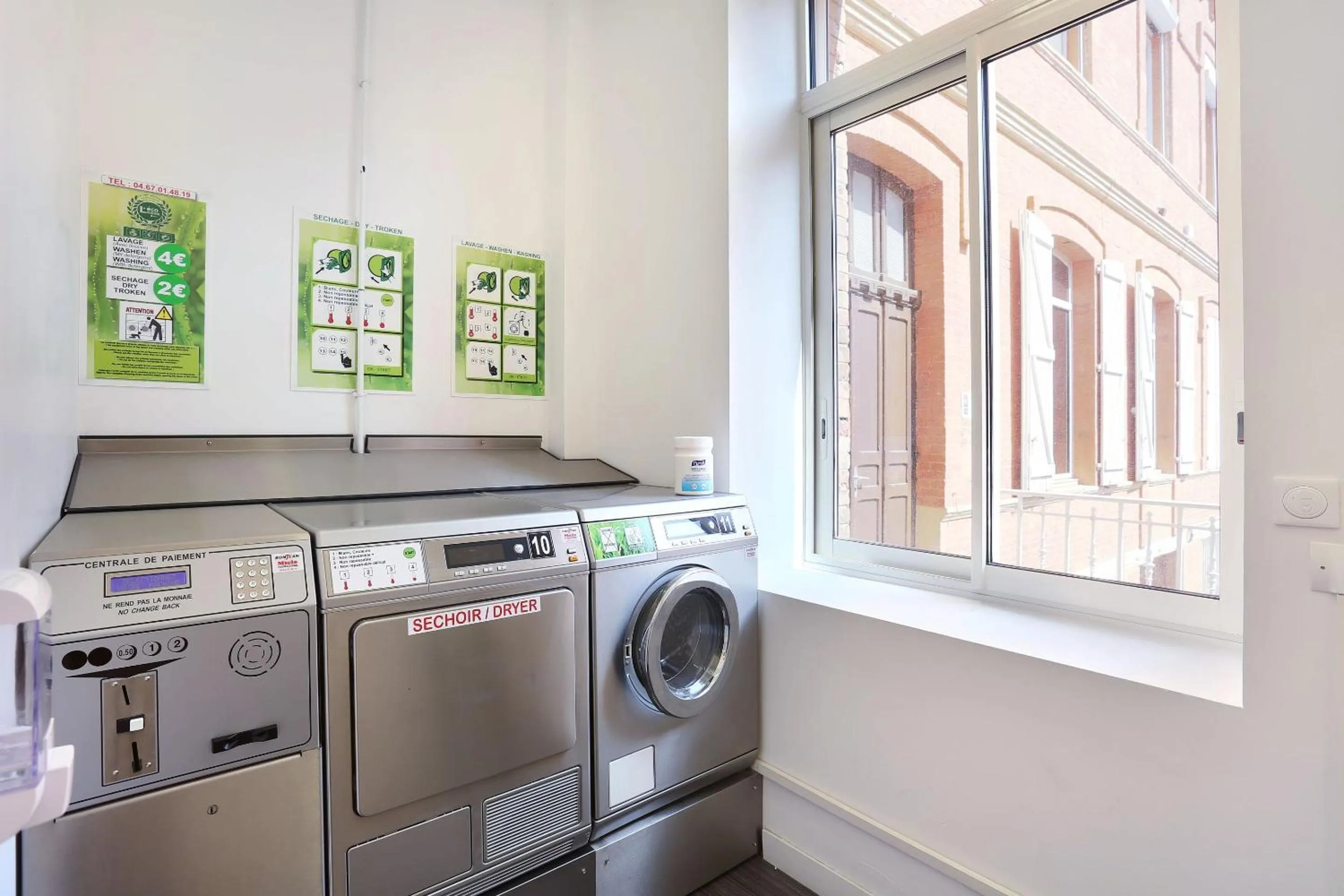 washing machine in Appart Hotel Odalys City Toulouse Colombélie