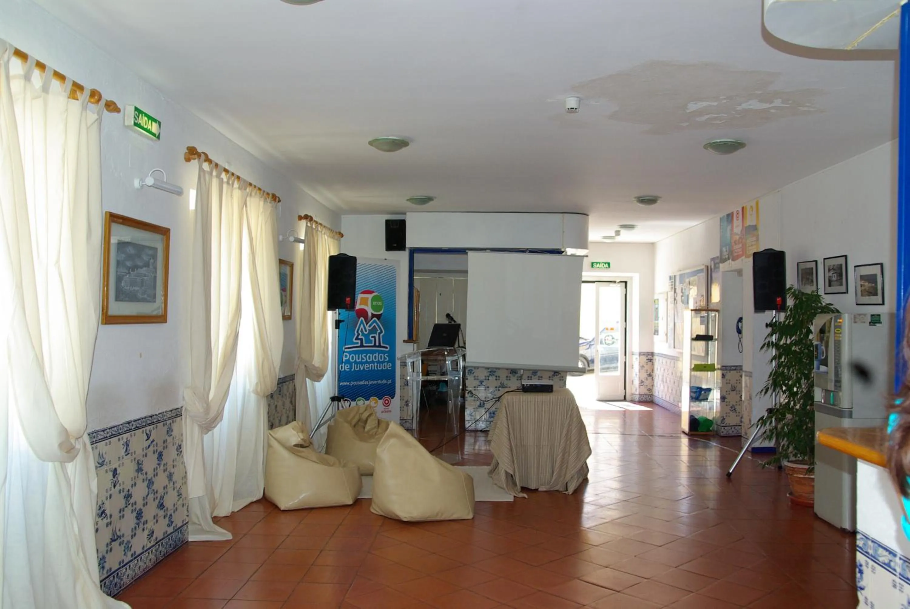 Communal lounge/ TV room in HI Oeiras – Pousada de Juventude