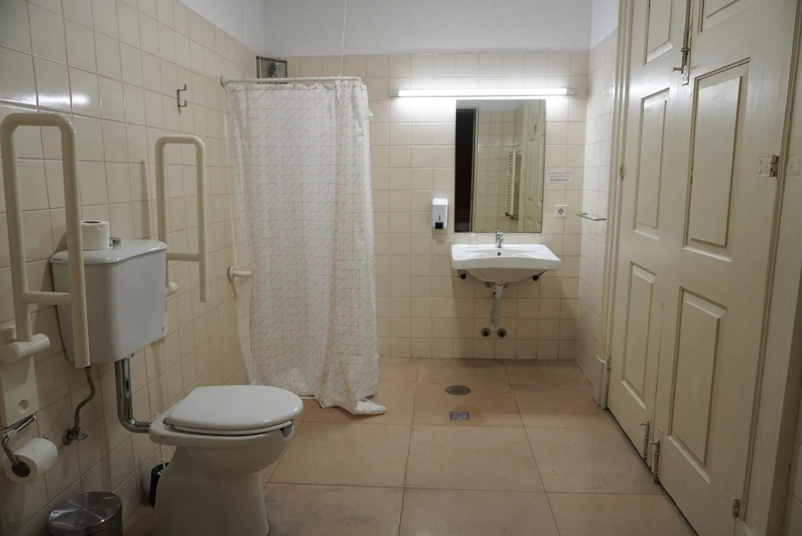 Toilet in HI Guimaraes - Pousada de Juventude