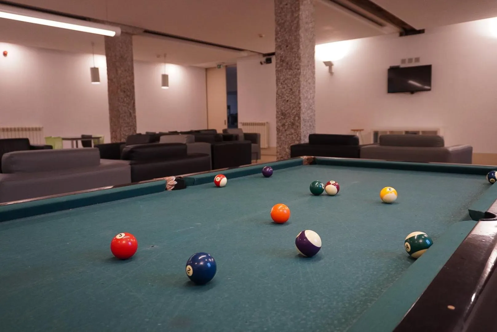 Communal lounge/ TV room in HI Guimaraes - Pousada de Juventude